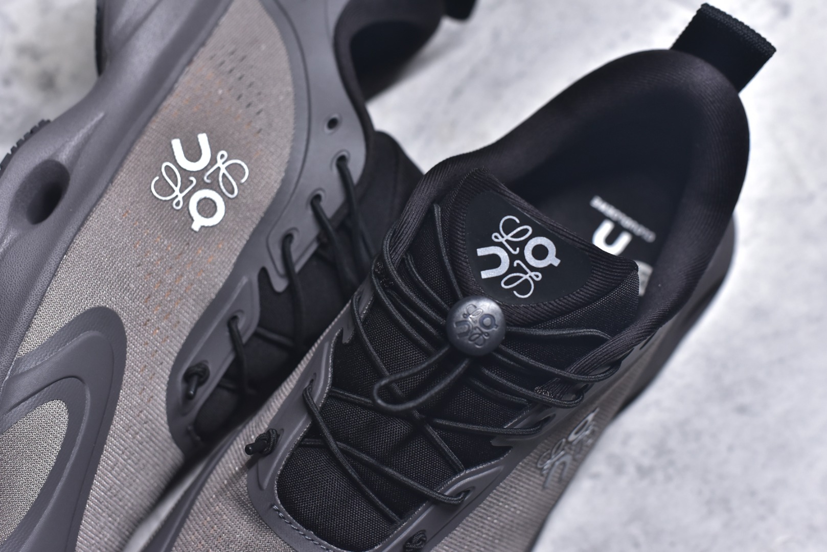 图片[9]-#LOEWE罗意威 x ON昂跑 联名款 Cloudsolo系列 •原鞋一致橡胶底 原版高弹MD 加爆米花料 •正确后跟小蛮腰 •Logo立体有光泽度 •正确鞋头饱满立体 •鞋舌TPU立体高频 •正确鞋面网布多层厚实材料 •后跟织带高频立体 织带上浆加硬 •正确鞋带头滴胶柔软 •正确鞋垫前薄后厚有弹性（欧奈斯材料，非普通海玻璃） 尺码：36 36.5 37 37.5 38 38.5 39 40 40.5 41 42 42.5 43 44 44.5 45 46（真半码）-选品中心