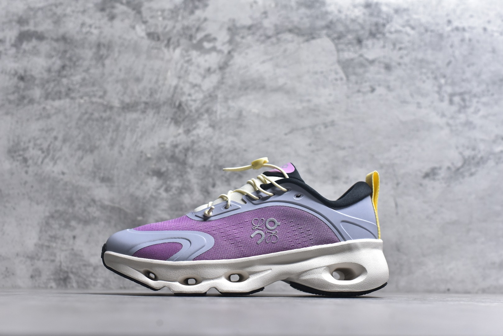 #LOEWE罗意威 x ON昂跑 联名款 Cloudsolo系列 •原鞋一致橡胶底 原版高弹MD 加爆米花料 •正确后跟小蛮腰 •Logo立体有光泽度 •正确鞋头饱满立体 •鞋舌TPU立体高频 •正确鞋面网布多层厚实材料 •后跟织带高频立体 织带上浆加硬 •正确鞋带头滴胶柔软 •正确鞋垫前薄后厚有弹性（欧奈斯材料，非普通海玻璃） 尺码：36 36.5 37 37.5 38 38.5 39 40 40.5 41 42 42.5 43 44 44.5 45 46（真半码）-选品中心