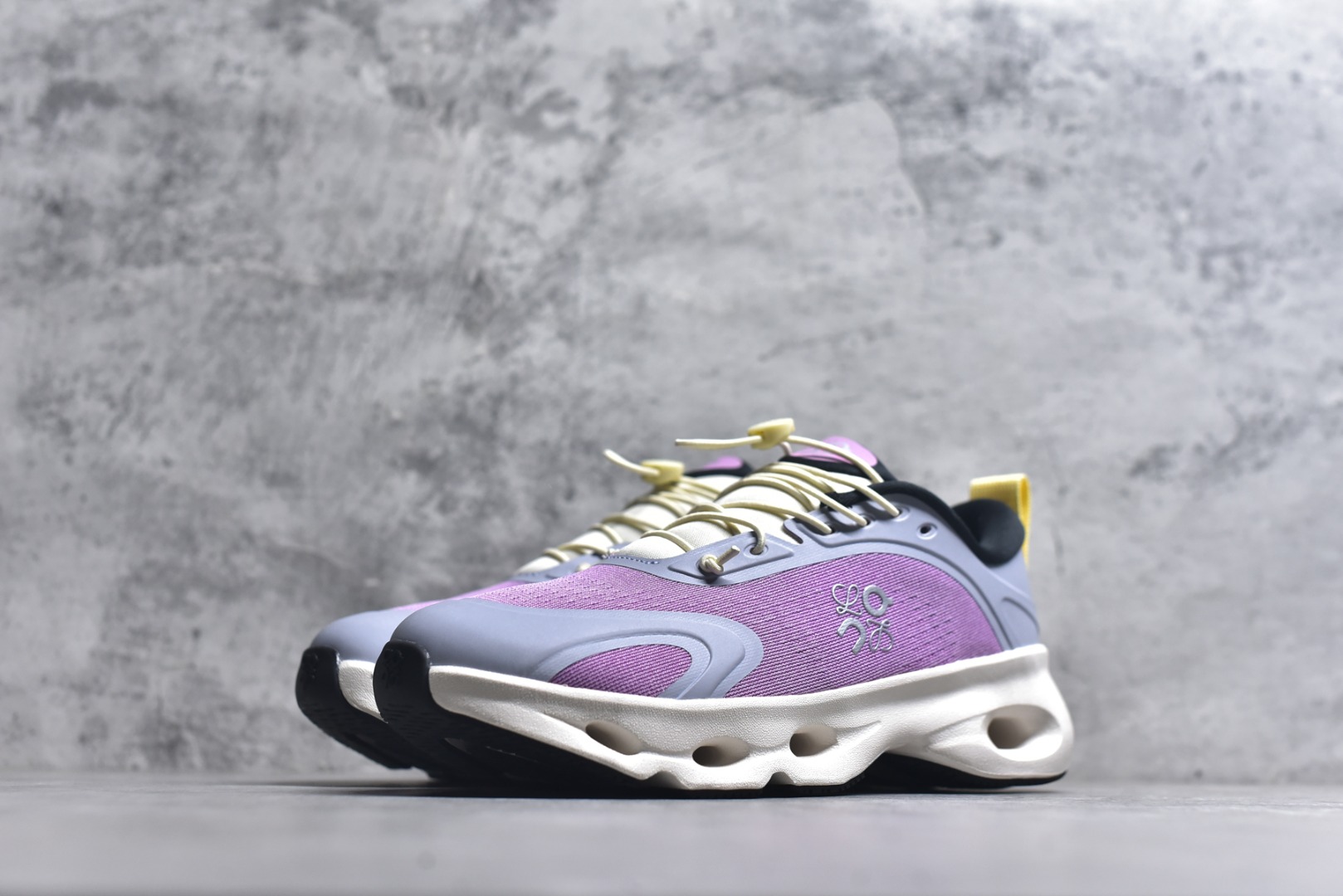 图片[2]-#LOEWE罗意威 x ON昂跑 联名款 Cloudsolo系列 •原鞋一致橡胶底 原版高弹MD 加爆米花料 •正确后跟小蛮腰 •Logo立体有光泽度 •正确鞋头饱满立体 •鞋舌TPU立体高频 •正确鞋面网布多层厚实材料 •后跟织带高频立体 织带上浆加硬 •正确鞋带头滴胶柔软 •正确鞋垫前薄后厚有弹性（欧奈斯材料，非普通海玻璃） 尺码：36 36.5 37 37.5 38 38.5 39 40 40.5 41 42 42.5 43 44 44.5 45 46（真半码）-选品中心