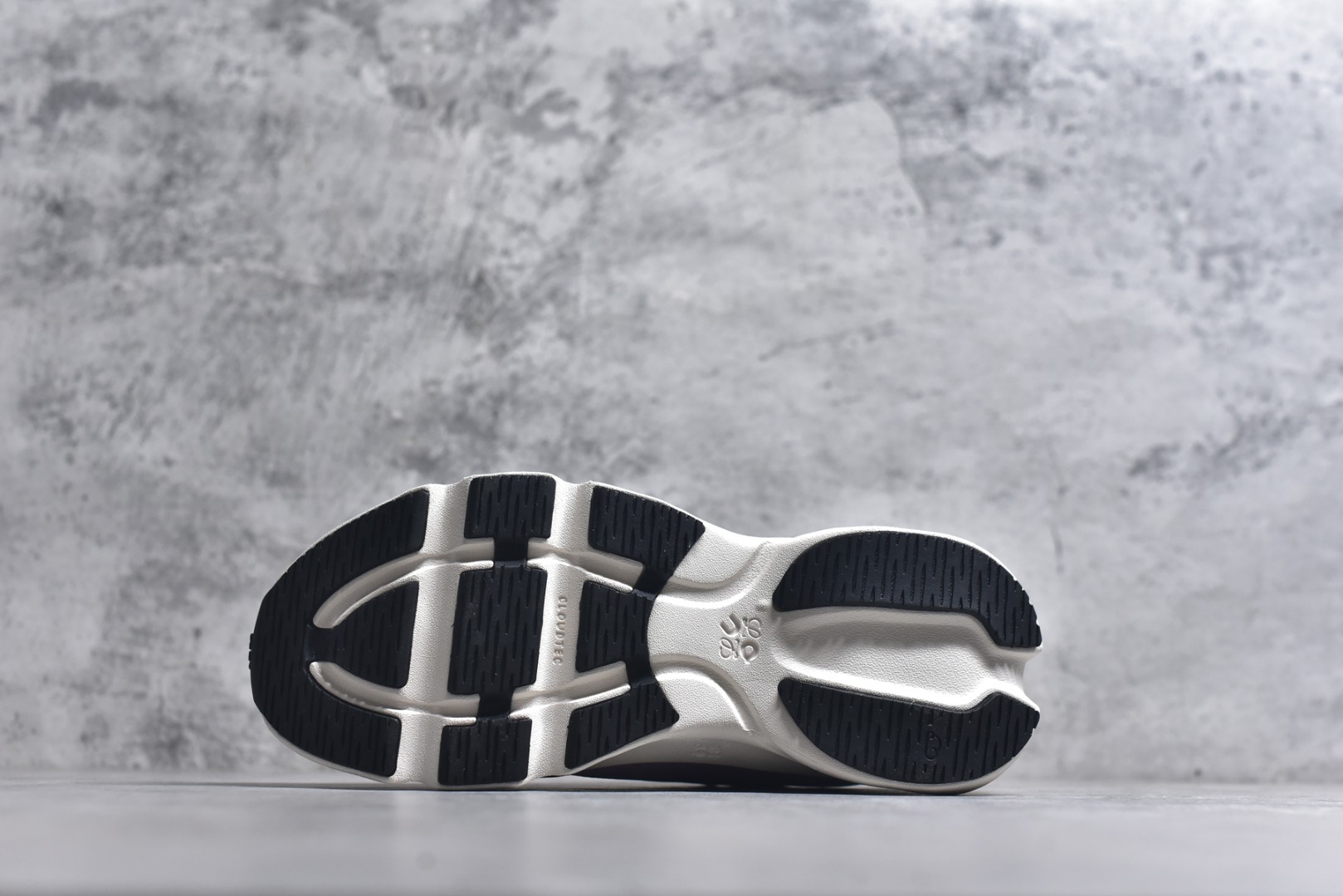 图片[6]-#LOEWE罗意威 x ON昂跑 联名款 Cloudsolo系列 •原鞋一致橡胶底 原版高弹MD 加爆米花料 •正确后跟小蛮腰 •Logo立体有光泽度 •正确鞋头饱满立体 •鞋舌TPU立体高频 •正确鞋面网布多层厚实材料 •后跟织带高频立体 织带上浆加硬 •正确鞋带头滴胶柔软 •正确鞋垫前薄后厚有弹性（欧奈斯材料，非普通海玻璃） 尺码：36 36.5 37 37.5 38 38.5 39 40 40.5 41 42 42.5 43 44 44.5 45 46（真半码）-选品中心