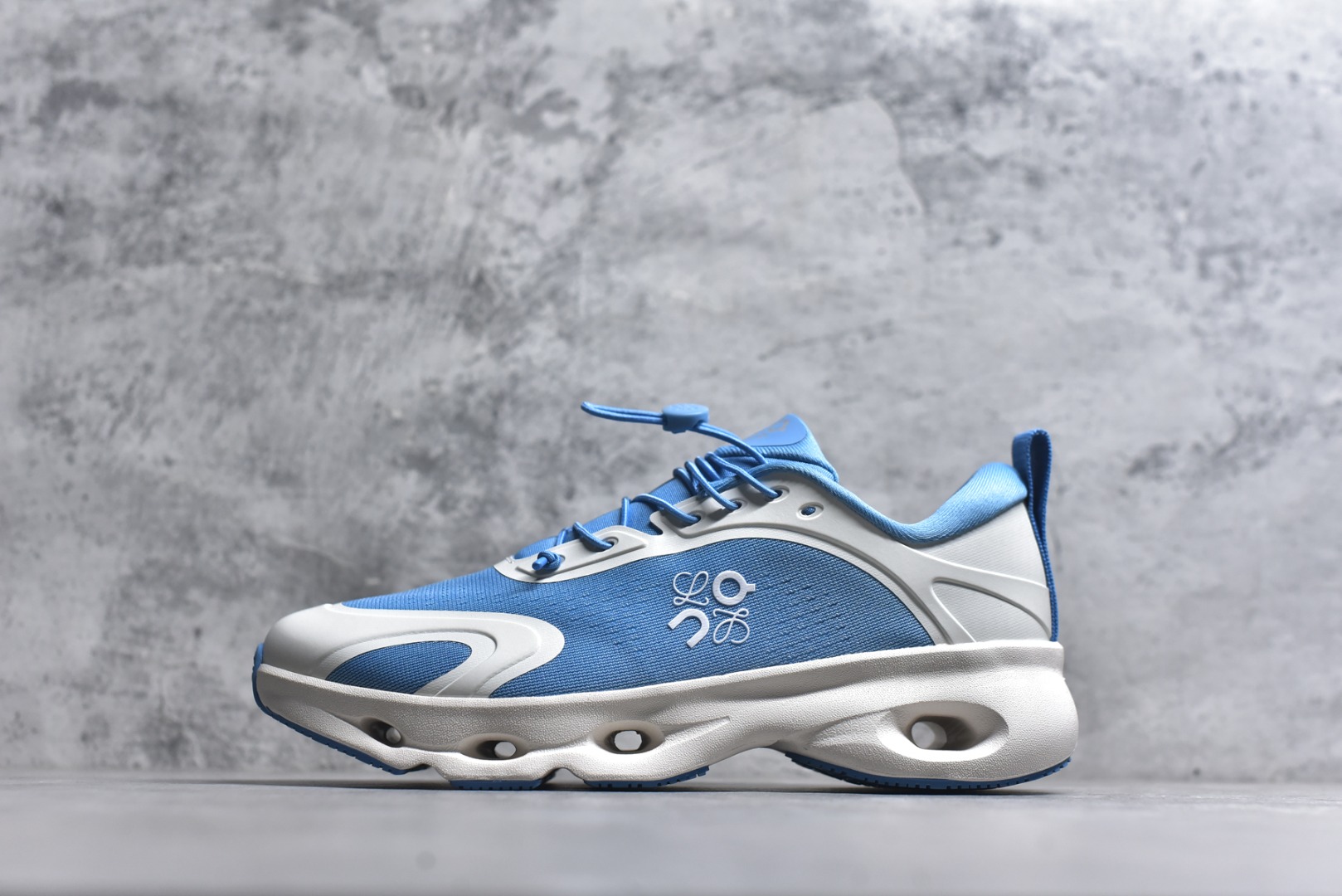 #LOEWE罗意威 x ON昂跑 联名款 Cloudsolo系列 •原鞋一致橡胶底 原版高弹MD 加爆米花料 •正确后跟小蛮腰 •Logo立体有光泽度 •正确鞋头饱满立体 •鞋舌TPU立体高频 •正确鞋面网布多层厚实材料 •后跟织带高频立体 织带上浆加硬 •正确鞋带头滴胶柔软 •正确鞋垫前薄后厚有弹性（欧奈斯材料，非普通海玻璃） 尺码：36 36.5 37 37.5 38 38.5 39 40 40.5 41 42 42.5 43 44 44.5 45 46（真半码）-选品中心