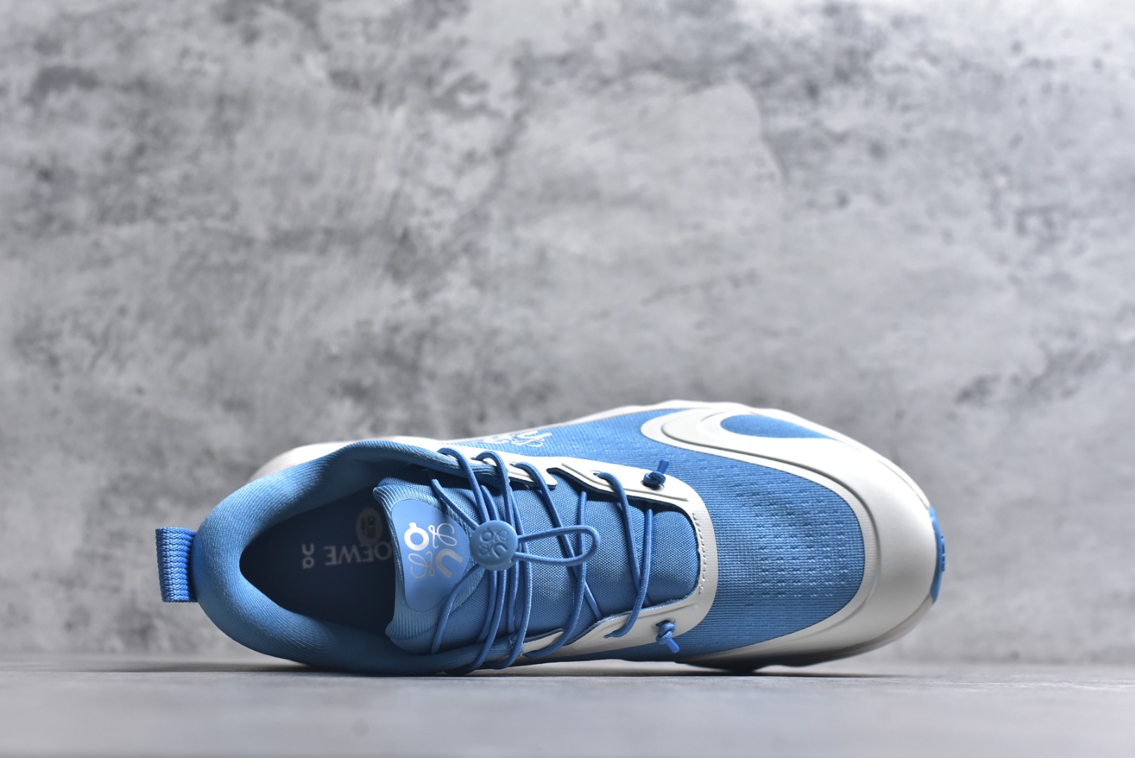 图片[4]-#LOEWE罗意威 x ON昂跑 联名款 Cloudsolo系列 •原鞋一致橡胶底 原版高弹MD 加爆米花料 •正确后跟小蛮腰 •Logo立体有光泽度 •正确鞋头饱满立体 •鞋舌TPU立体高频 •正确鞋面网布多层厚实材料 •后跟织带高频立体 织带上浆加硬 •正确鞋带头滴胶柔软 •正确鞋垫前薄后厚有弹性（欧奈斯材料，非普通海玻璃） 尺码：36 36.5 37 37.5 38 38.5 39 40 40.5 41 42 42.5 43 44 44.5 45 46（真半码）-选品中心