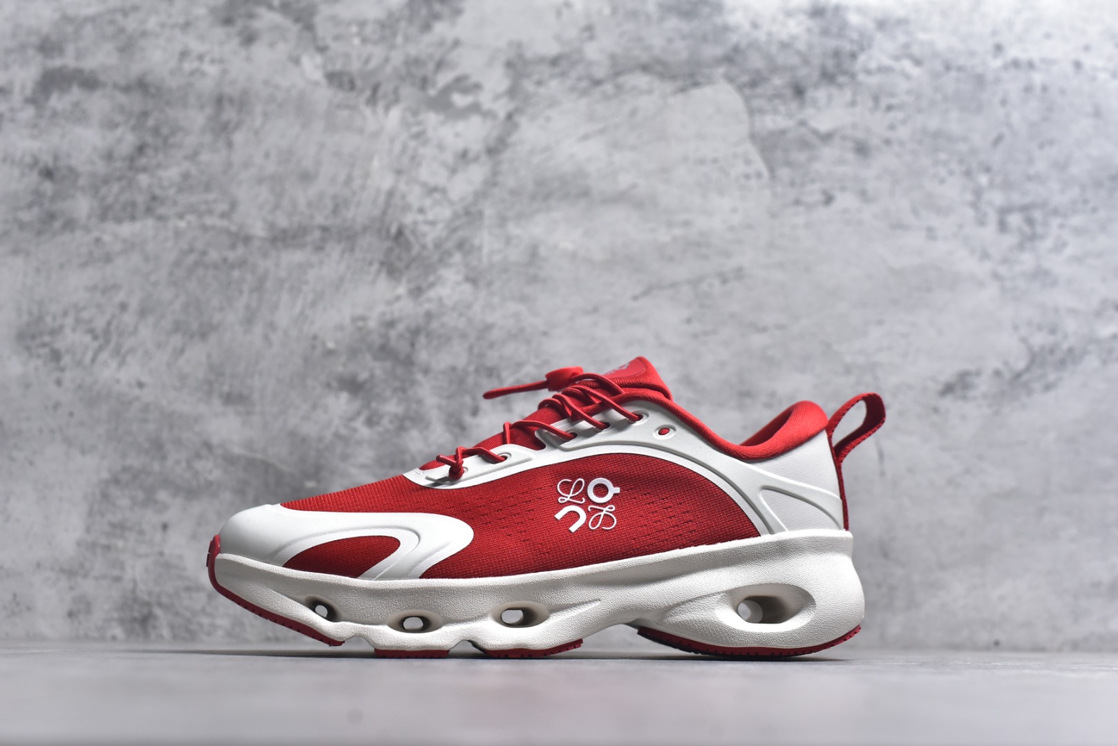 #LOEWE罗意威 x ON昂跑 联名款 Cloudsolo系列 •原鞋一致橡胶底 原版高弹MD 加爆米花料 •正确后跟小蛮腰 •Logo立体有光泽度 •正确鞋头饱满立体 •鞋舌TPU立体高频 •正确鞋面网布多层厚实材料 •后跟织带高频立体 织带上浆加硬 •正确鞋带头滴胶柔软 •正确鞋垫前薄后厚有弹性（欧奈斯材料，非普通海玻璃） 尺码：36 36.5 37 37.5 38 38.5 39 40 40.5 41 42 42.5 43 44 44.5 45 46（真半码）-选品中心