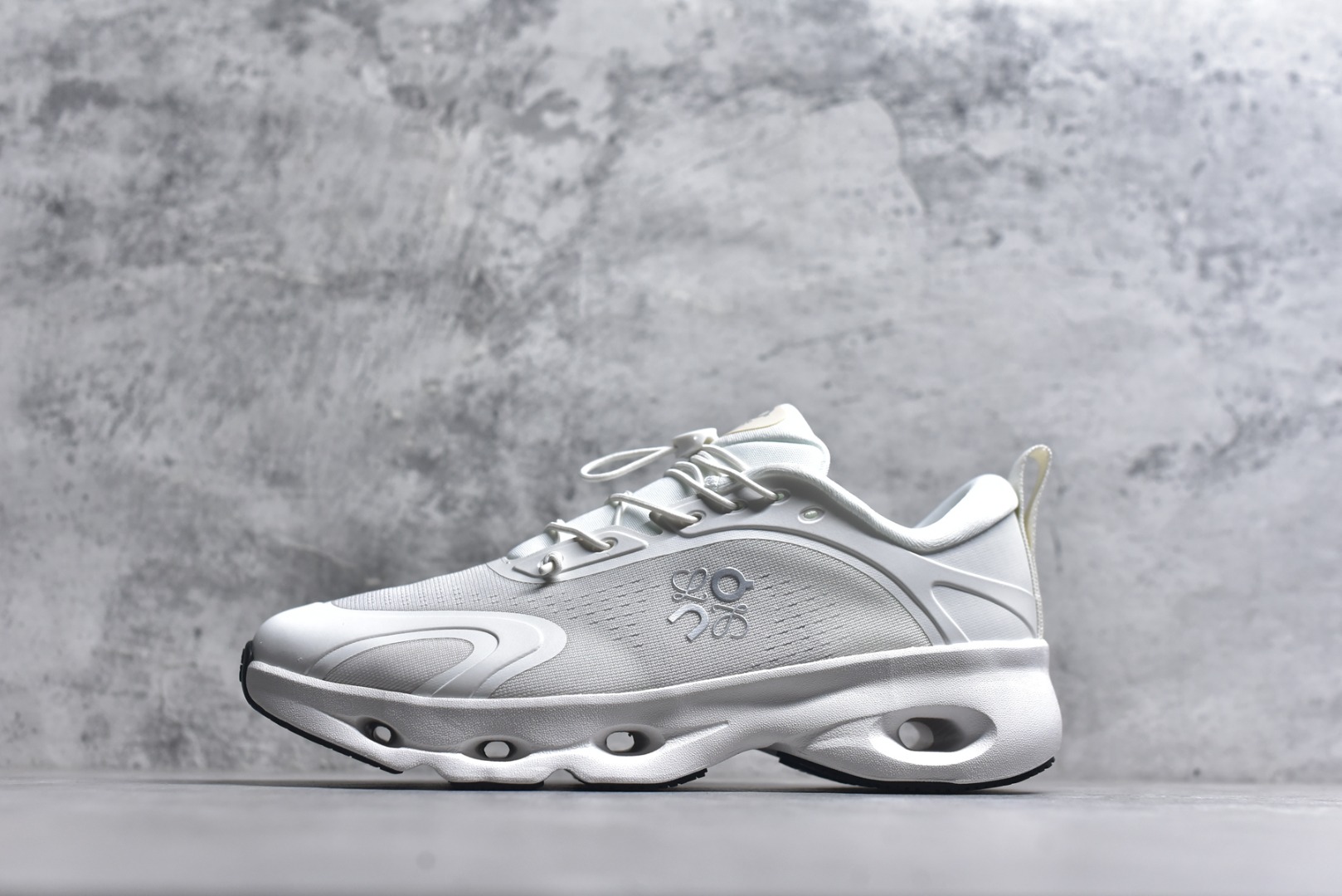 #LOEWE罗意威 x ON昂跑 联名款 Cloudsolo系列 •原鞋一致橡胶底 原版高弹MD 加爆米花料 •正确后跟小蛮腰 •Logo立体有光泽度 •正确鞋头饱满立体 •鞋舌TPU立体高频 •正确鞋面网布多层厚实材料 •后跟织带高频立体 织带上浆加硬 •正确鞋带头滴胶柔软 •正确鞋垫前薄后厚有弹性（欧奈斯材料，非普通海玻璃） 尺码：36 36.5 37 37.5 38 38.5 39 40 40.5 41 42 42.5 43 44 44.5 45 46（真半码）-选品中心