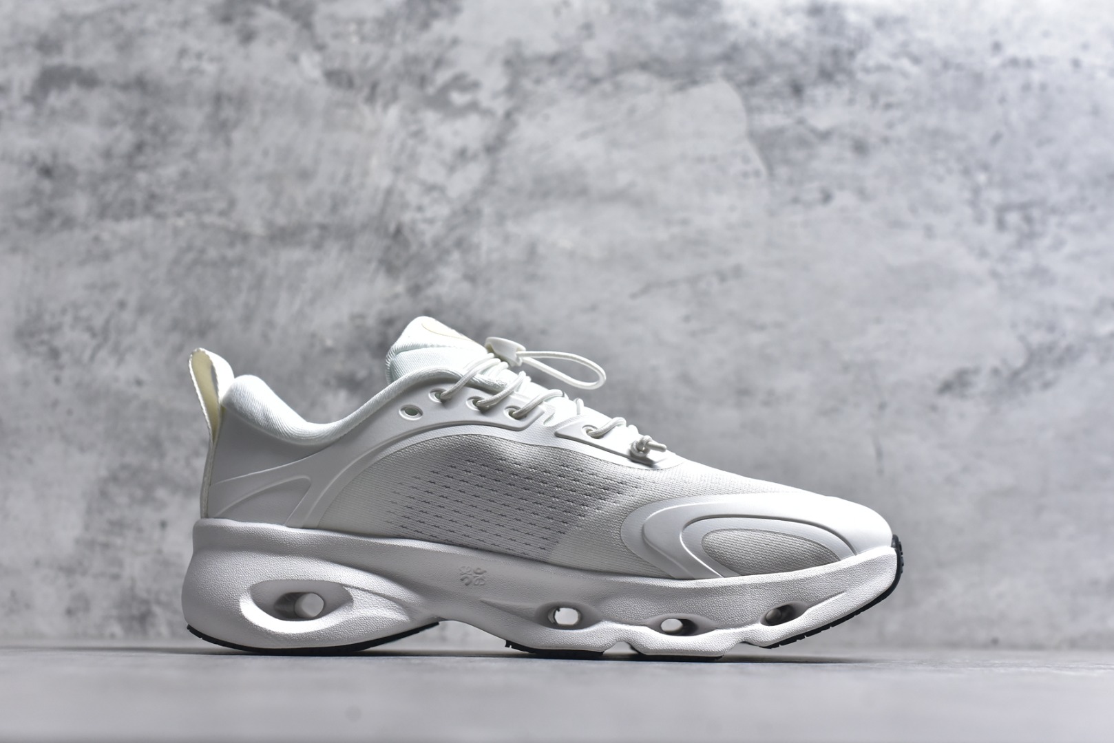 图片[3]-#LOEWE罗意威 x ON昂跑 联名款 Cloudsolo系列 •原鞋一致橡胶底 原版高弹MD 加爆米花料 •正确后跟小蛮腰 •Logo立体有光泽度 •正确鞋头饱满立体 •鞋舌TPU立体高频 •正确鞋面网布多层厚实材料 •后跟织带高频立体 织带上浆加硬 •正确鞋带头滴胶柔软 •正确鞋垫前薄后厚有弹性（欧奈斯材料，非普通海玻璃） 尺码：36 36.5 37 37.5 38 38.5 39 40 40.5 41 42 42.5 43 44 44.5 45 46（真半码）-选品中心