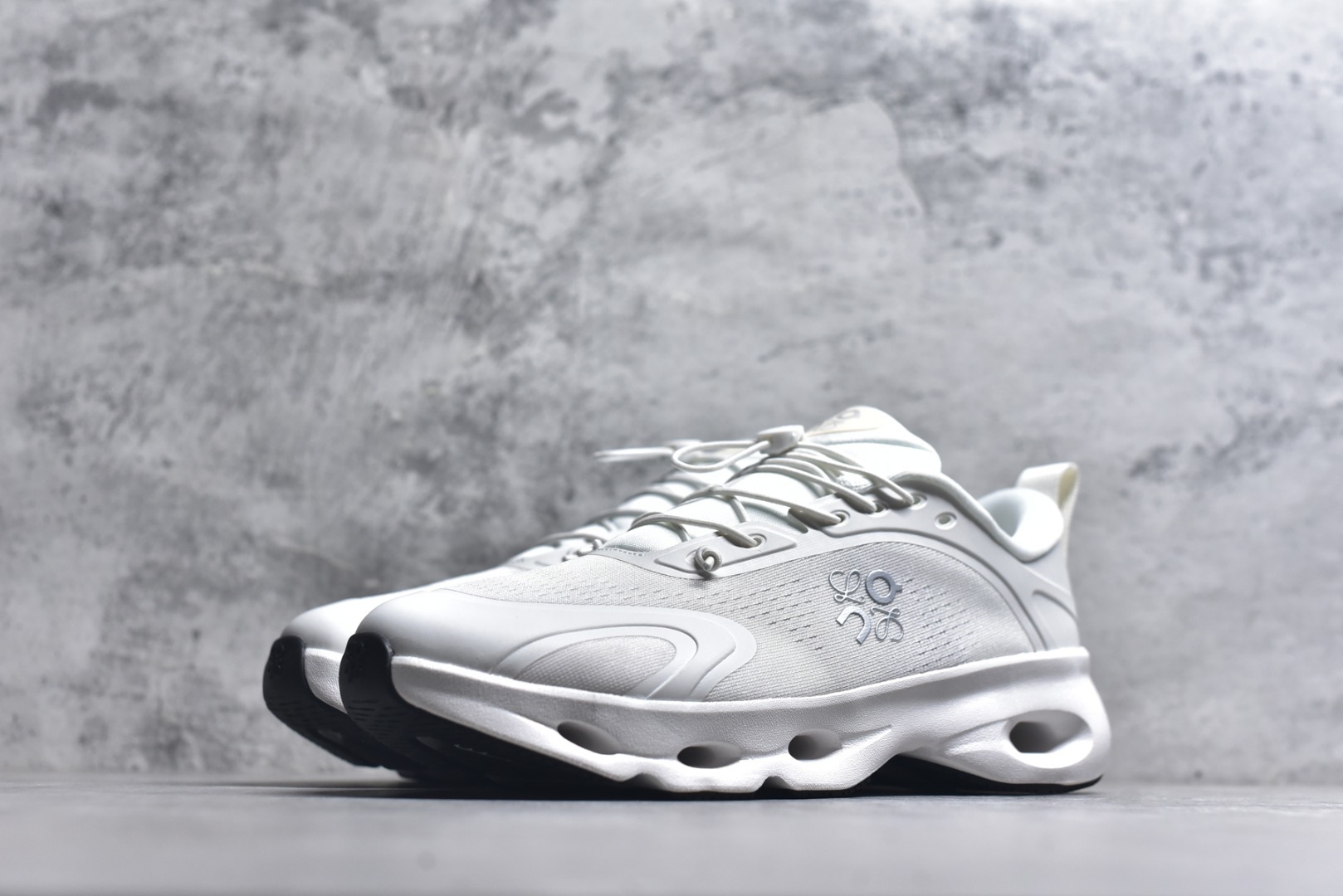 图片[2]-#LOEWE罗意威 x ON昂跑 联名款 Cloudsolo系列 •原鞋一致橡胶底 原版高弹MD 加爆米花料 •正确后跟小蛮腰 •Logo立体有光泽度 •正确鞋头饱满立体 •鞋舌TPU立体高频 •正确鞋面网布多层厚实材料 •后跟织带高频立体 织带上浆加硬 •正确鞋带头滴胶柔软 •正确鞋垫前薄后厚有弹性（欧奈斯材料，非普通海玻璃） 尺码：36 36.5 37 37.5 38 38.5 39 40 40.5 41 42 42.5 43 44 44.5 45 46（真半码）-选品中心