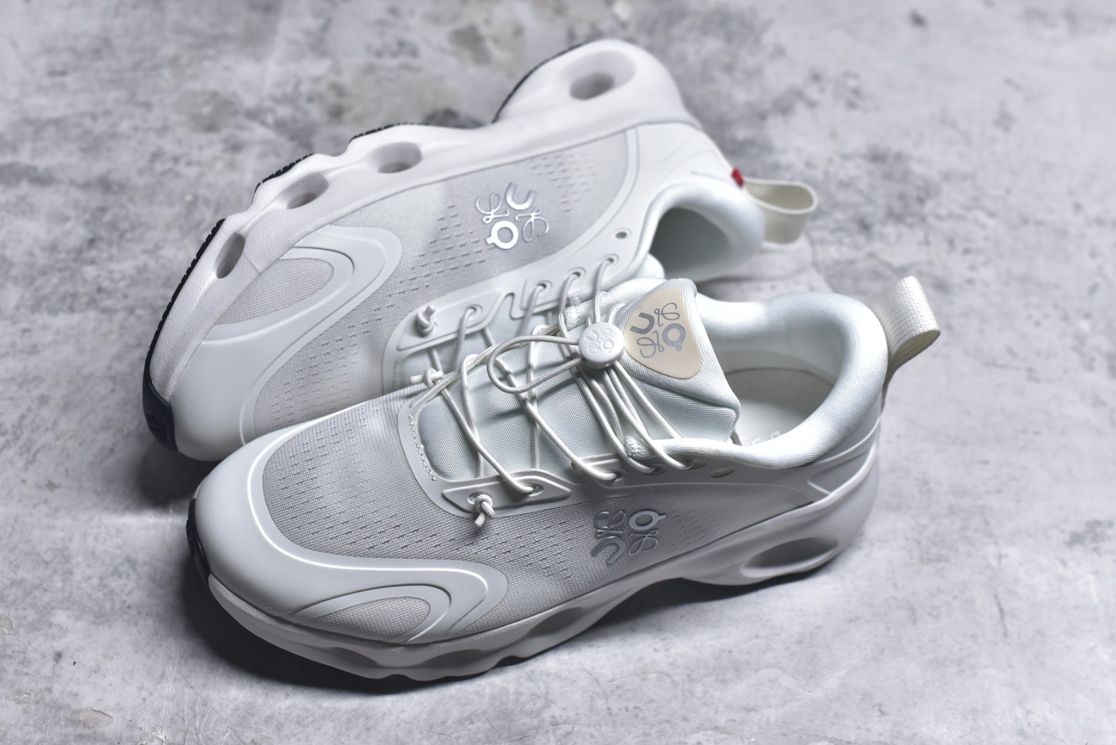 图片[7]-#LOEWE罗意威 x ON昂跑 联名款 Cloudsolo系列 •原鞋一致橡胶底 原版高弹MD 加爆米花料 •正确后跟小蛮腰 •Logo立体有光泽度 •正确鞋头饱满立体 •鞋舌TPU立体高频 •正确鞋面网布多层厚实材料 •后跟织带高频立体 织带上浆加硬 •正确鞋带头滴胶柔软 •正确鞋垫前薄后厚有弹性（欧奈斯材料，非普通海玻璃） 尺码：36 36.5 37 37.5 38 38.5 39 40 40.5 41 42 42.5 43 44 44.5 45 46（真半码）-选品中心