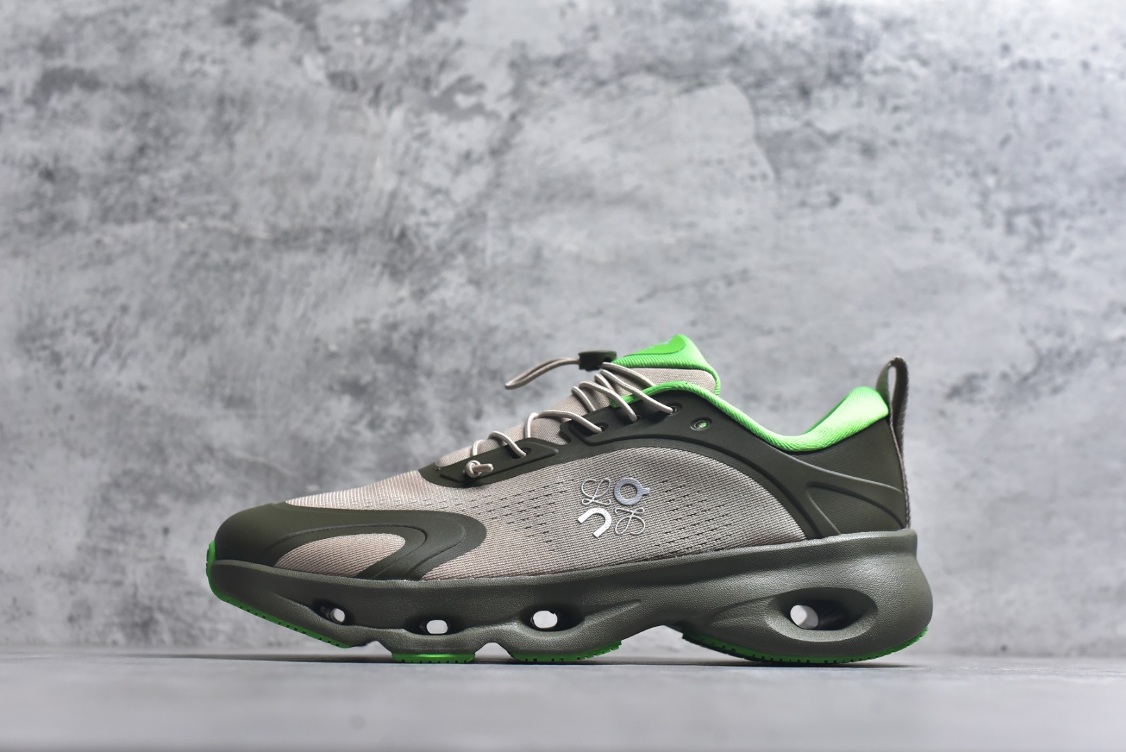 #LOEWE罗意威 x ON昂跑 联名款 Cloudsolo系列 •原鞋一致橡胶底 原版高弹MD 加爆米花料 •正确后跟小蛮腰 •Logo立体有光泽度 •正确鞋头饱满立体 •鞋舌TPU立体高频 •正确鞋面网布多层厚实材料 •后跟织带高频立体 织带上浆加硬 •正确鞋带头滴胶柔软 •正确鞋垫前薄后厚有弹性（欧奈斯材料，非普通海玻璃） 尺码：36 36.5 37 37.5 38 38.5 39 40 40.5 41 42 42.5 43 44 44.5 45 46（真半码）-选品中心