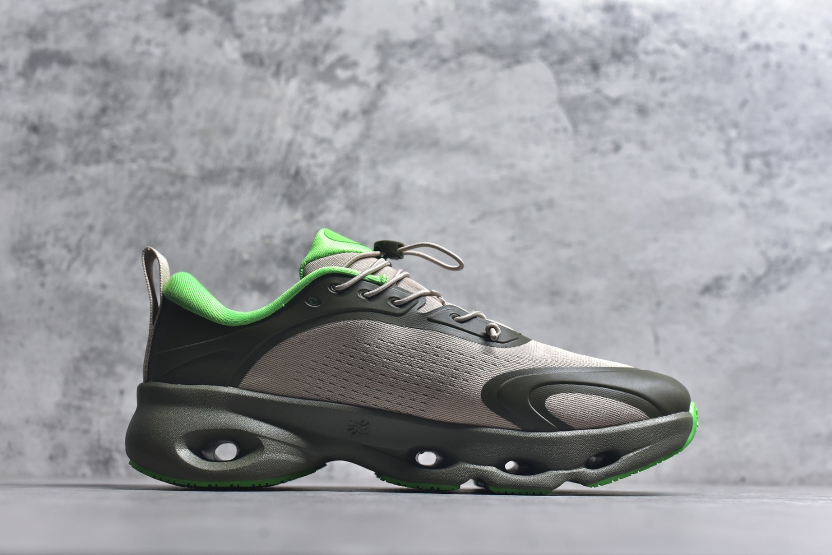 图片[3]-#LOEWE罗意威 x ON昂跑 联名款 Cloudsolo系列 •原鞋一致橡胶底 原版高弹MD 加爆米花料 •正确后跟小蛮腰 •Logo立体有光泽度 •正确鞋头饱满立体 •鞋舌TPU立体高频 •正确鞋面网布多层厚实材料 •后跟织带高频立体 织带上浆加硬 •正确鞋带头滴胶柔软 •正确鞋垫前薄后厚有弹性（欧奈斯材料，非普通海玻璃） 尺码：36 36.5 37 37.5 38 38.5 39 40 40.5 41 42 42.5 43 44 44.5 45 46（真半码）-选品中心