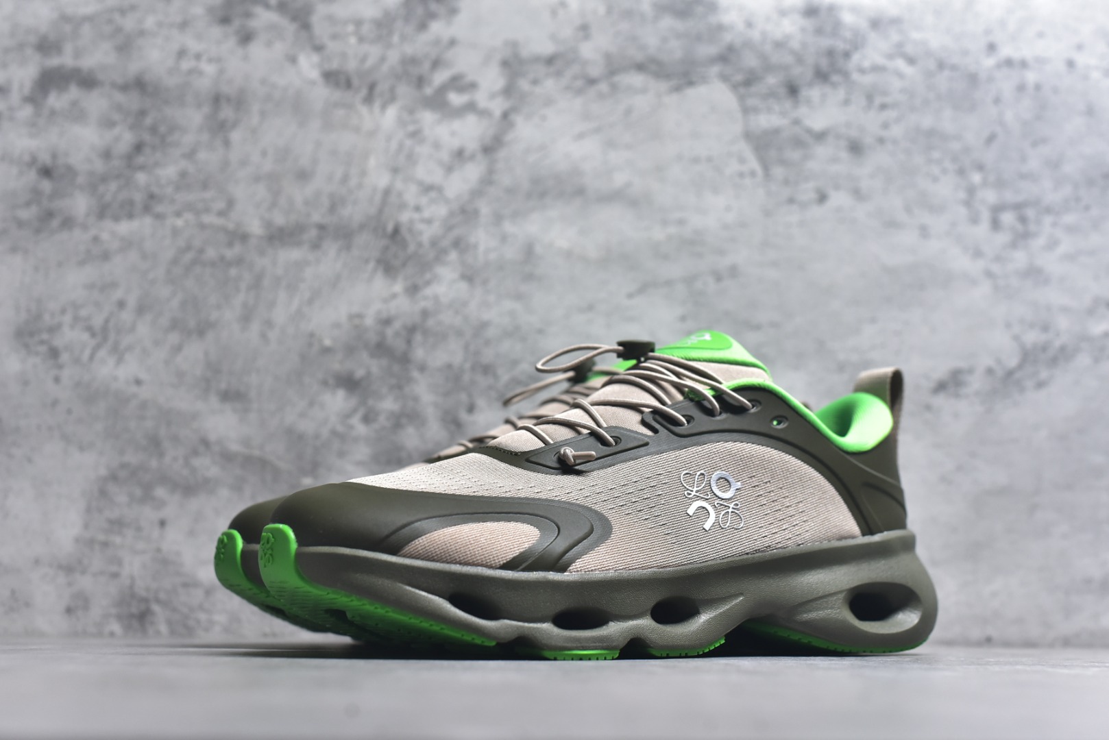 图片[2]-#LOEWE罗意威 x ON昂跑 联名款 Cloudsolo系列 •原鞋一致橡胶底 原版高弹MD 加爆米花料 •正确后跟小蛮腰 •Logo立体有光泽度 •正确鞋头饱满立体 •鞋舌TPU立体高频 •正确鞋面网布多层厚实材料 •后跟织带高频立体 织带上浆加硬 •正确鞋带头滴胶柔软 •正确鞋垫前薄后厚有弹性（欧奈斯材料，非普通海玻璃） 尺码：36 36.5 37 37.5 38 38.5 39 40 40.5 41 42 42.5 43 44 44.5 45 46（真半码）-选品中心