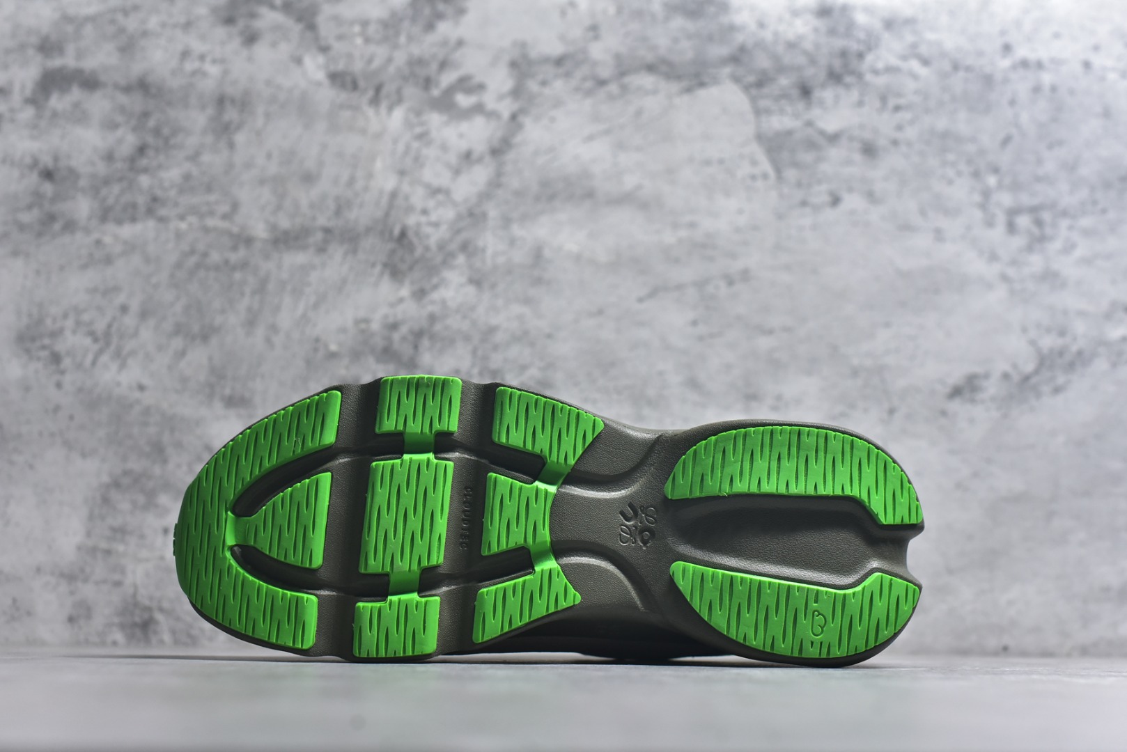 图片[6]-#LOEWE罗意威 x ON昂跑 联名款 Cloudsolo系列 •原鞋一致橡胶底 原版高弹MD 加爆米花料 •正确后跟小蛮腰 •Logo立体有光泽度 •正确鞋头饱满立体 •鞋舌TPU立体高频 •正确鞋面网布多层厚实材料 •后跟织带高频立体 织带上浆加硬 •正确鞋带头滴胶柔软 •正确鞋垫前薄后厚有弹性（欧奈斯材料，非普通海玻璃） 尺码：36 36.5 37 37.5 38 38.5 39 40 40.5 41 42 42.5 43 44 44.5 45 46（真半码）-选品中心