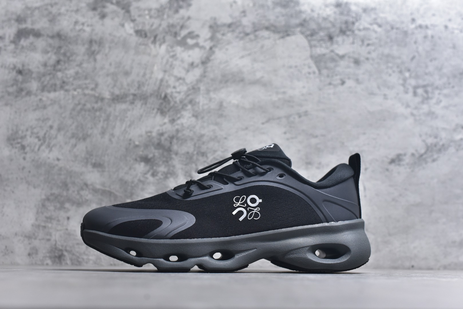 #LOEWE罗意威 x ON昂跑 联名款 Cloudsolo系列 •原鞋一致橡胶底 原版高弹MD 加爆米花料 •正确后跟小蛮腰 •Logo立体有光泽度 •正确鞋头饱满立体 •鞋舌TPU立体高频 •正确鞋面网布多层厚实材料 •后跟织带高频立体 织带上浆加硬 •正确鞋带头滴胶柔软 •正确鞋垫前薄后厚有弹性（欧奈斯材料，非普通海玻璃） 尺码：36 36.5 37 37.5 38 38.5 39 40 40.5 41 42 42.5 43 44 44.5 45 46（真半码）-选品中心