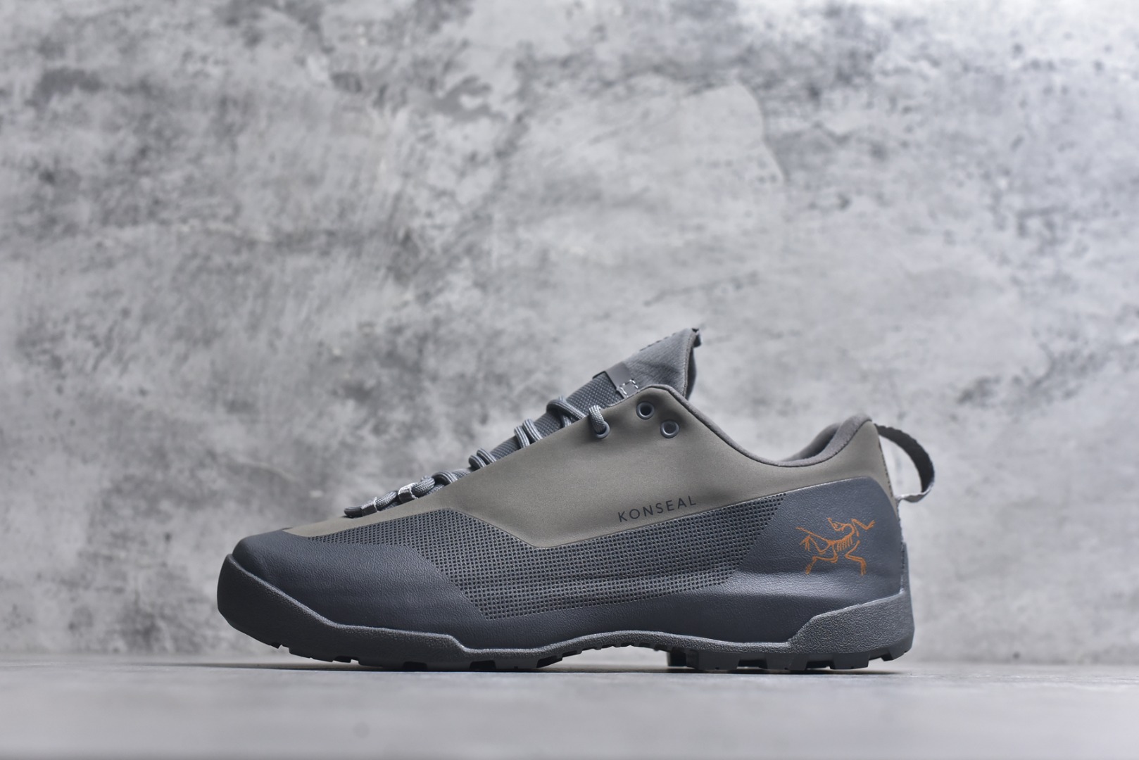 #Arcteryx始祖鸟KONSEAL WOMEN舒适 防滑耐磨透气支撑抓地 登山鞋户外登山徒步，超轻量化舒适透气户外徒步登山攀登鞋，始祖鸟LT 🧑‍🤝‍🧑款轻量登山鞋还可用作光脚穿着的便鞋，登山，攀岩鞋高山专用攀岩装备，活动快捷、 LT 高性能的简约设计，轻量化保护周全而耐磨。 尺码：36-45-选品中心