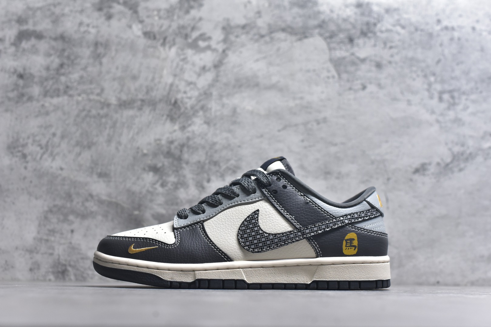 #Nike SB Dunk Low 马年限定 玄铁骏马 高端定制 低帮休闲滑板鞋 #定制鞋盒 大厂纯原品质出货 超高清洁度 皮料切割干净无任何毛边 细节完美 货号：HG0026-012 尺码：36 36.5 37.5 38 38.5 39 40 40.5 41 42 42.5 43 44 44.5 45-选品中心