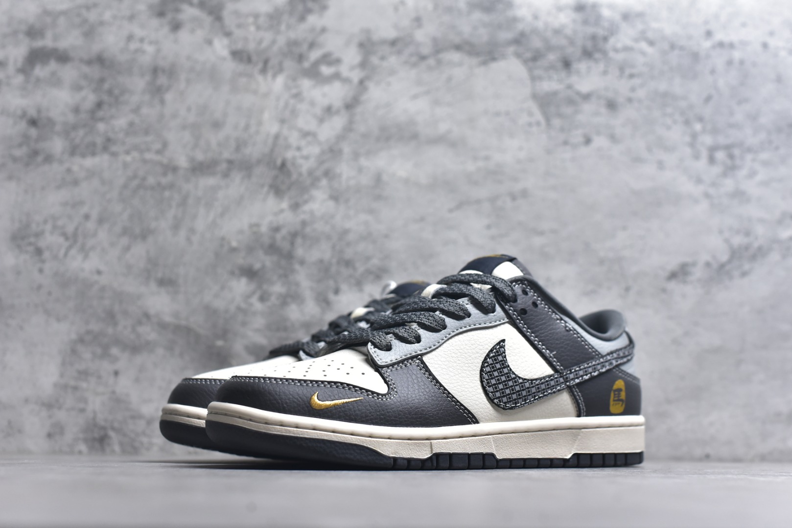 图片[2]-#Nike SB Dunk Low 马年限定 玄铁骏马 高端定制 低帮休闲滑板鞋 #定制鞋盒 大厂纯原品质出货 超高清洁度 皮料切割干净无任何毛边 细节完美 货号：HG0026-012 尺码：36 36.5 37.5 38 38.5 39 40 40.5 41 42 42.5 43 44 44.5 45-选品中心