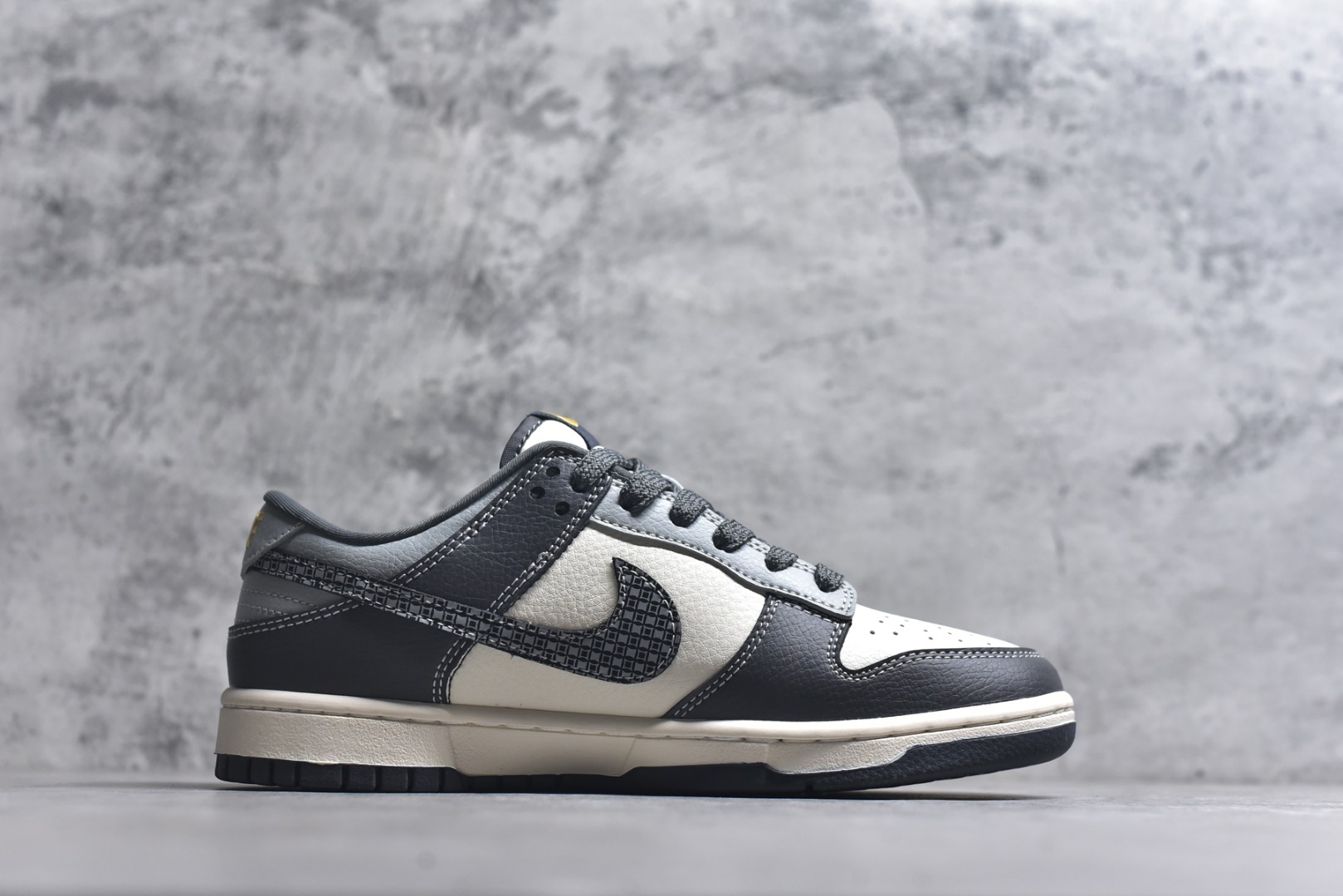 图片[3]-#Nike SB Dunk Low 马年限定 玄铁骏马 高端定制 低帮休闲滑板鞋 #定制鞋盒 大厂纯原品质出货 超高清洁度 皮料切割干净无任何毛边 细节完美 货号：HG0026-012 尺码：36 36.5 37.5 38 38.5 39 40 40.5 41 42 42.5 43 44 44.5 45-选品中心