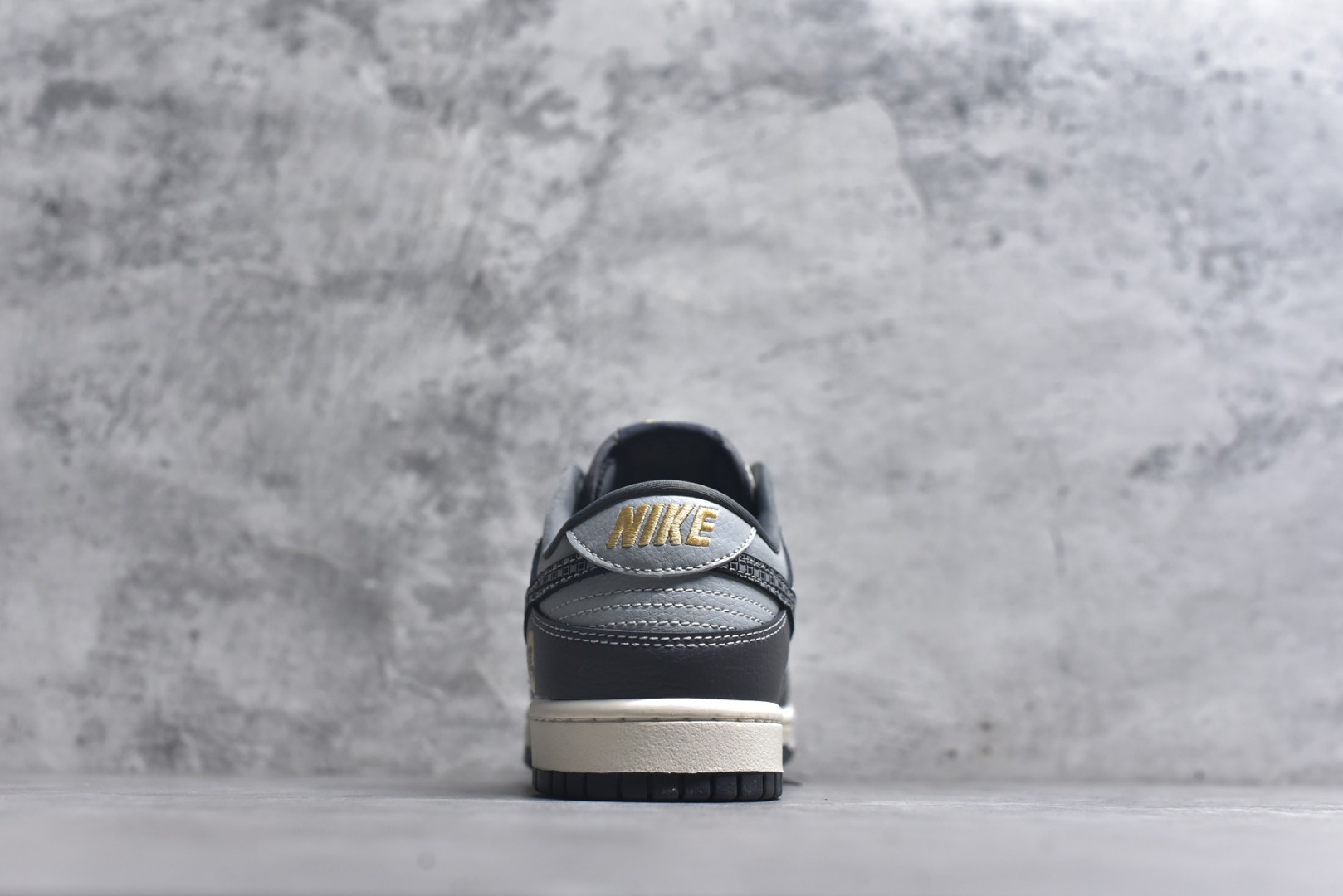 图片[5]-#Nike SB Dunk Low 马年限定 玄铁骏马 高端定制 低帮休闲滑板鞋 #定制鞋盒 大厂纯原品质出货 超高清洁度 皮料切割干净无任何毛边 细节完美 货号：HG0026-012 尺码：36 36.5 37.5 38 38.5 39 40 40.5 41 42 42.5 43 44 44.5 45-选品中心