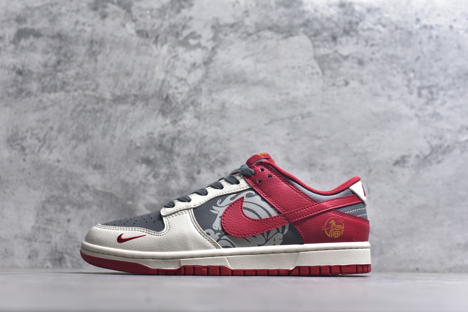 #Nike SB Dunk Low“马年联名限定-白红剪影”鞋身侧部的灰色卷草纹底布上，融入骏马剪影暗纹，米白皮革为基底，搭配活力正红鞋身、鞋口与外底，灰色纹路做层次过渡，灰色编织鞋带呼应鞋面纹路，细节处尽显限定款的精致质感。 货号： HG0026-009 尺码： 36 36.5 37.5 38 38.5 39 40 40.5 41 42 42.5 43 44 44.5 45-选品中心