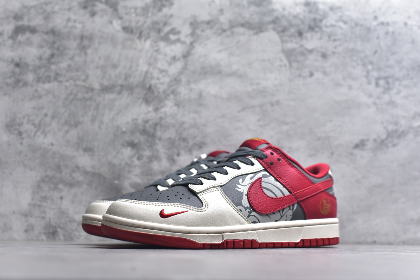 图片[2]-#Nike SB Dunk Low“马年联名限定-白红剪影”鞋身侧部的灰色卷草纹底布上，融入骏马剪影暗纹，米白皮革为基底，搭配活力正红鞋身、鞋口与外底，灰色纹路做层次过渡，灰色编织鞋带呼应鞋面纹路，细节处尽显限定款的精致质感。 货号： HG0026-009 尺码： 36 36.5 37.5 38 38.5 39 40 40.5 41 42 42.5 43 44 44.5 45-选品中心