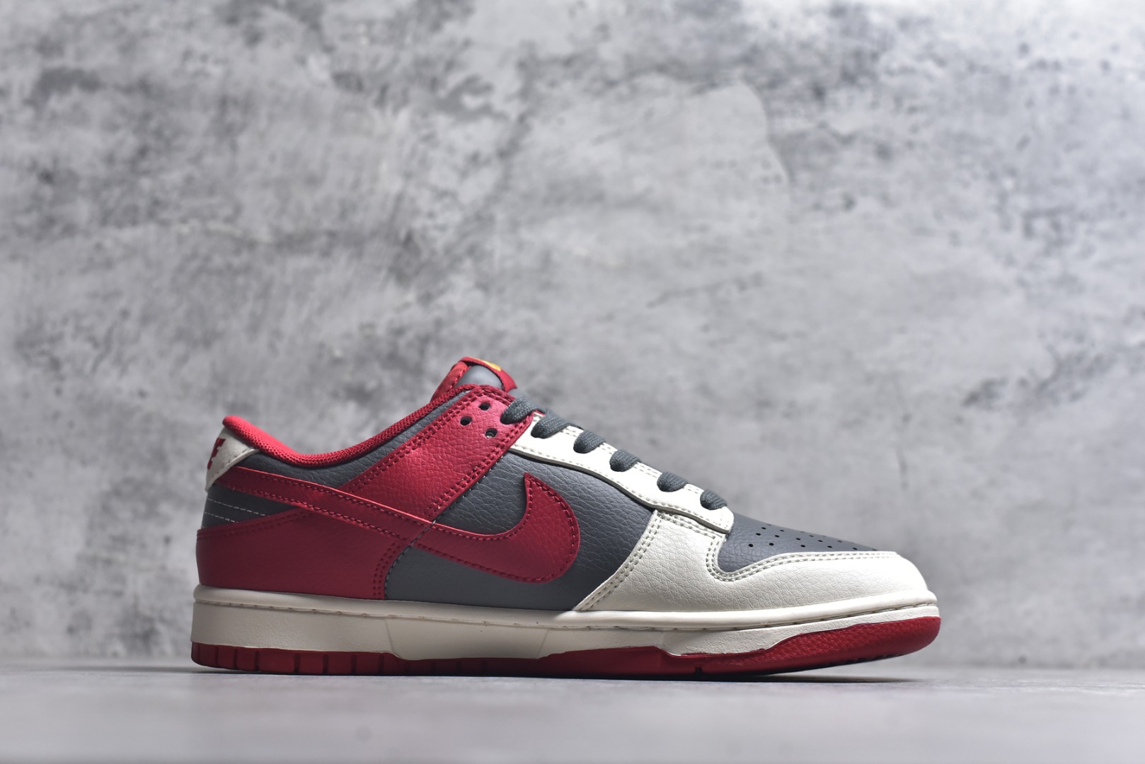 图片[3]-#Nike SB Dunk Low“马年联名限定-白红剪影”鞋身侧部的灰色卷草纹底布上，融入骏马剪影暗纹，米白皮革为基底，搭配活力正红鞋身、鞋口与外底，灰色纹路做层次过渡，灰色编织鞋带呼应鞋面纹路，细节处尽显限定款的精致质感。 货号： HG0026-009 尺码： 36 36.5 37.5 38 38.5 39 40 40.5 41 42 42.5 43 44 44.5 45-选品中心