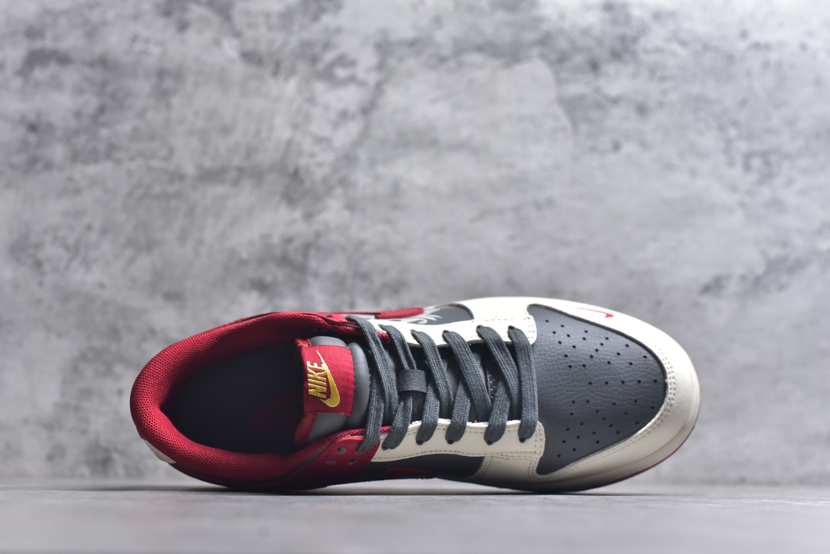 图片[4]-#Nike SB Dunk Low“马年联名限定-白红剪影”鞋身侧部的灰色卷草纹底布上，融入骏马剪影暗纹，米白皮革为基底，搭配活力正红鞋身、鞋口与外底，灰色纹路做层次过渡，灰色编织鞋带呼应鞋面纹路，细节处尽显限定款的精致质感。 货号： HG0026-009 尺码： 36 36.5 37.5 38 38.5 39 40 40.5 41 42 42.5 43 44 44.5 45-选品中心