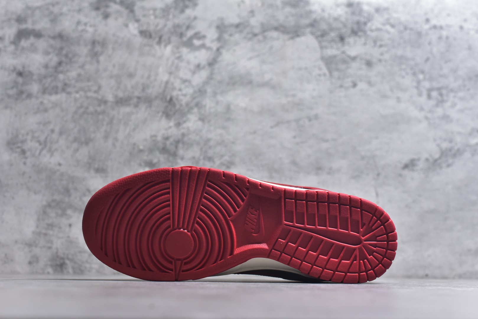 图片[6]-#Nike SB Dunk Low“马年联名限定-白红剪影”鞋身侧部的灰色卷草纹底布上，融入骏马剪影暗纹，米白皮革为基底，搭配活力正红鞋身、鞋口与外底，灰色纹路做层次过渡，灰色编织鞋带呼应鞋面纹路，细节处尽显限定款的精致质感。 货号： HG0026-009 尺码： 36 36.5 37.5 38 38.5 39 40 40.5 41 42 42.5 43 44 44.5 45-选品中心