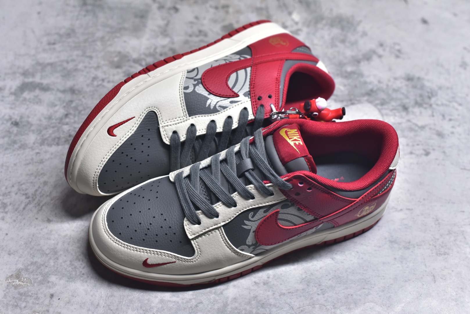 图片[7]-#Nike SB Dunk Low“马年联名限定-白红剪影”鞋身侧部的灰色卷草纹底布上，融入骏马剪影暗纹，米白皮革为基底，搭配活力正红鞋身、鞋口与外底，灰色纹路做层次过渡，灰色编织鞋带呼应鞋面纹路，细节处尽显限定款的精致质感。 货号： HG0026-009 尺码： 36 36.5 37.5 38 38.5 39 40 40.5 41 42 42.5 43 44 44.5 45-选品中心