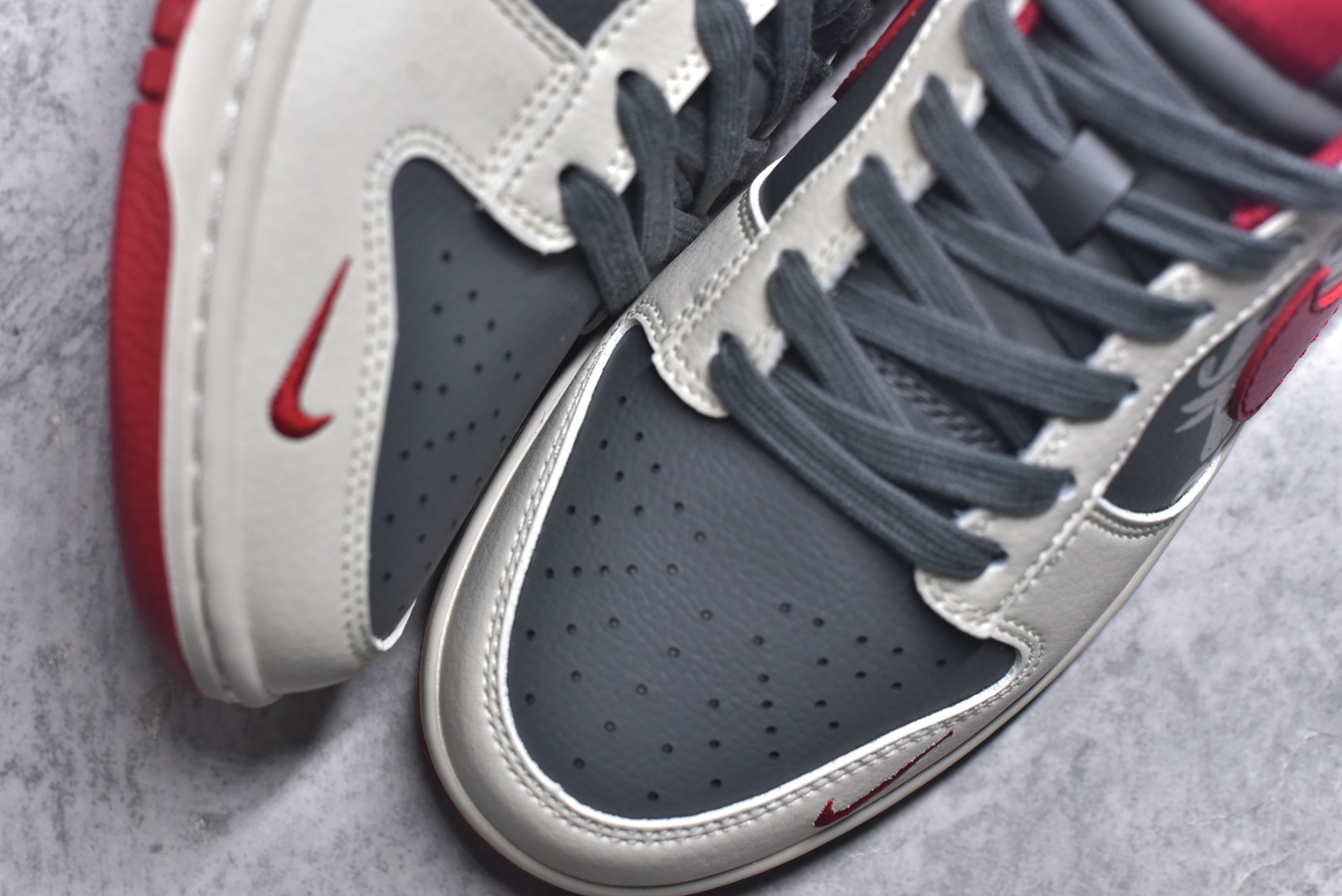 图片[8]-#Nike SB Dunk Low“马年联名限定-白红剪影”鞋身侧部的灰色卷草纹底布上，融入骏马剪影暗纹，米白皮革为基底，搭配活力正红鞋身、鞋口与外底，灰色纹路做层次过渡，灰色编织鞋带呼应鞋面纹路，细节处尽显限定款的精致质感。 货号： HG0026-009 尺码： 36 36.5 37.5 38 38.5 39 40 40.5 41 42 42.5 43 44 44.5 45-选品中心