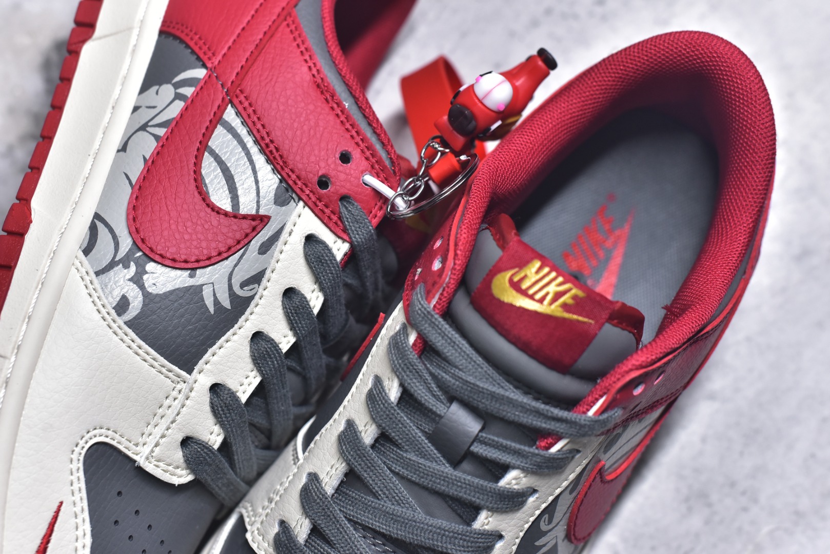 图片[9]-#Nike SB Dunk Low“马年联名限定-白红剪影”鞋身侧部的灰色卷草纹底布上，融入骏马剪影暗纹，米白皮革为基底，搭配活力正红鞋身、鞋口与外底，灰色纹路做层次过渡，灰色编织鞋带呼应鞋面纹路，细节处尽显限定款的精致质感。 货号： HG0026-009 尺码： 36 36.5 37.5 38 38.5 39 40 40.5 41 42 42.5 43 44 44.5 45-选品中心