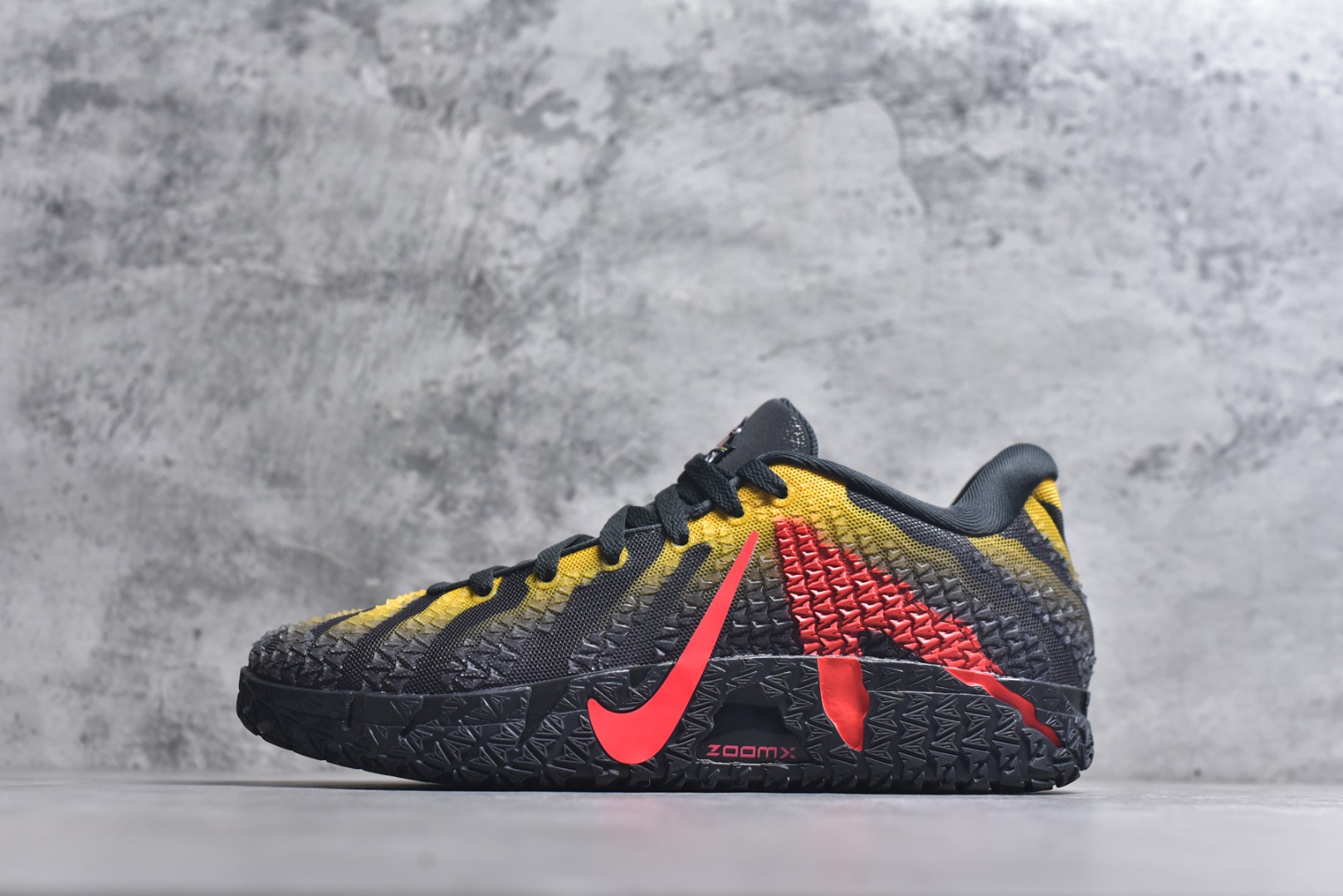 #Jurassic Park x Nike Ja 3 莫兰特三代 舒适贴合 篮球鞋 男款 炭灰色 轻便低帮篮球鞋 IU7240-001 全新版本重磅登场 历时半年全力打造 实战脚感完美 T1品质 完美版型细节做工 【顶配缓震】独家革新搭载 前掌5mm TURBO气垫 兼具贴地与缓震！（正品仅长方形小气垫）➕后掌大马蹄14mm厚 气垫 提高后掌缓震极限 （正品后掌无气垫） 【顶级抗扭】 搭载硬度65HC 发泡中底框架 ➕高强度中足抗扭片 革新升级 赛事级抗扭水平！独此一家 【顶级支撑】鞋身侧向包裹 双层补强层 200斤以上选手 也可驾驭（正品仅一层）对比市场货品偷工减料 不可同日而语！ 气垫气压上脚即可感受！鞋底止滑配方 无需磨合 原地起飞🛫 尺码：40-47.5-选品中心