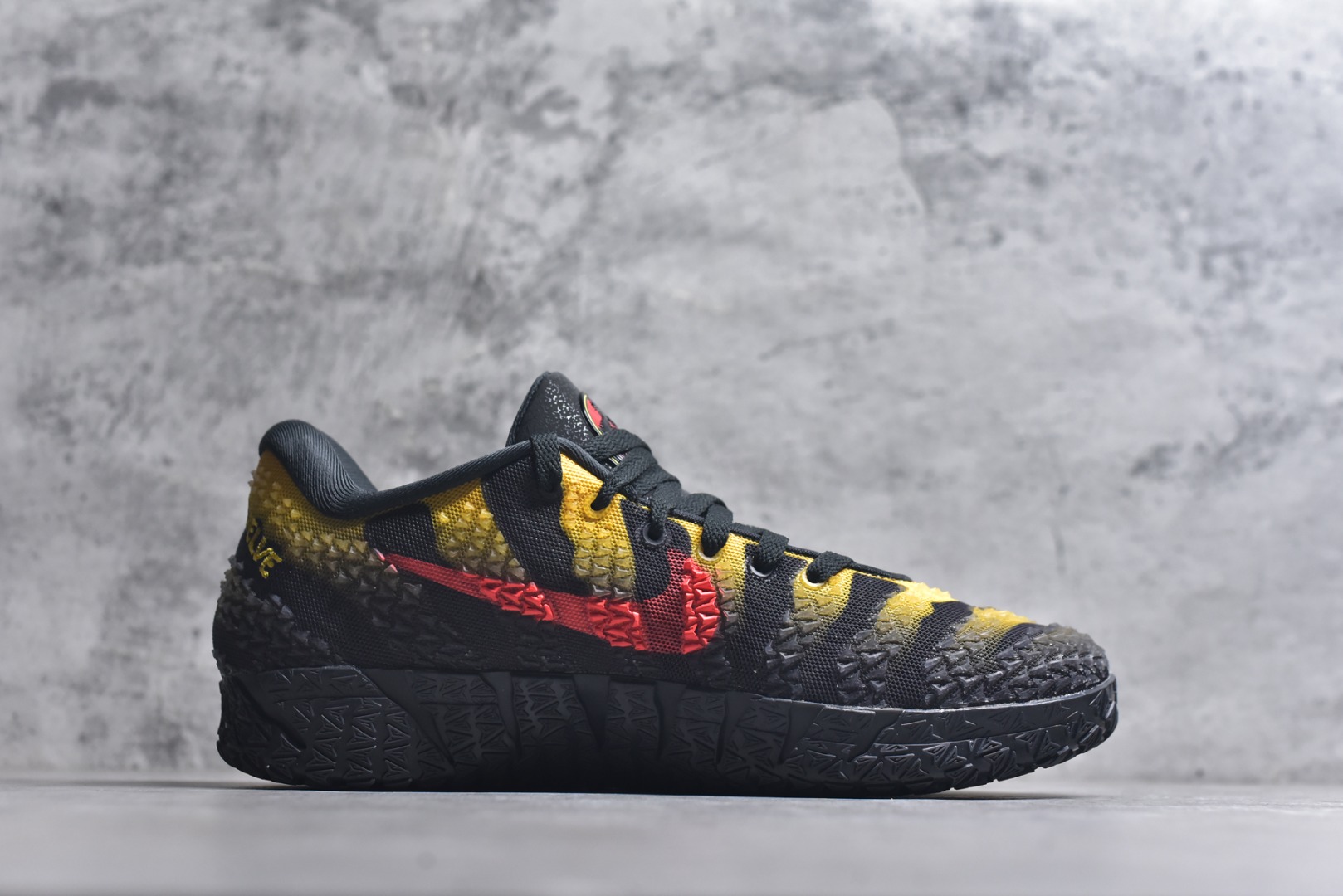 图片[3]-#Jurassic Park x Nike Ja 3 莫兰特三代 舒适贴合 篮球鞋 男款 炭灰色 轻便低帮篮球鞋 IU7240-001 全新版本重磅登场 历时半年全力打造 实战脚感完美 T1品质 完美版型细节做工 【顶配缓震】独家革新搭载 前掌5mm TURBO气垫 兼具贴地与缓震！（正品仅长方形小气垫）➕后掌大马蹄14mm厚 气垫 提高后掌缓震极限 （正品后掌无气垫） 【顶级抗扭】 搭载硬度65HC 发泡中底框架 ➕高强度中足抗扭片 革新升级 赛事级抗扭水平！独此一家 【顶级支撑】鞋身侧向包裹 双层补强层 200斤以上选手 也可驾驭（正品仅一层）对比市场货品偷工减料 不可同日而语！ 气垫气压上脚即可感受！鞋底止滑配方 无需磨合 原地起飞🛫 尺码：40-47.5-选品中心