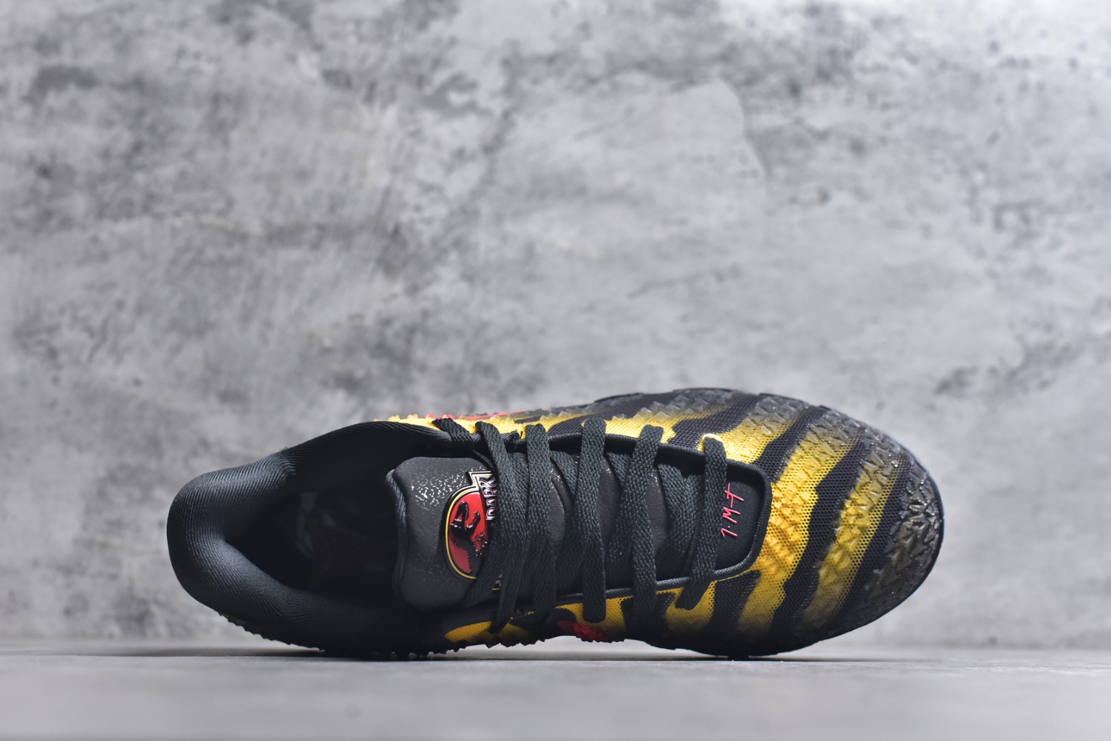 图片[4]-#Jurassic Park x Nike Ja 3 莫兰特三代 舒适贴合 篮球鞋 男款 炭灰色 轻便低帮篮球鞋 IU7240-001 全新版本重磅登场 历时半年全力打造 实战脚感完美 T1品质 完美版型细节做工 【顶配缓震】独家革新搭载 前掌5mm TURBO气垫 兼具贴地与缓震！（正品仅长方形小气垫）➕后掌大马蹄14mm厚 气垫 提高后掌缓震极限 （正品后掌无气垫） 【顶级抗扭】 搭载硬度65HC 发泡中底框架 ➕高强度中足抗扭片 革新升级 赛事级抗扭水平！独此一家 【顶级支撑】鞋身侧向包裹 双层补强层 200斤以上选手 也可驾驭（正品仅一层）对比市场货品偷工减料 不可同日而语！ 气垫气压上脚即可感受！鞋底止滑配方 无需磨合 原地起飞🛫 尺码：40-47.5-选品中心