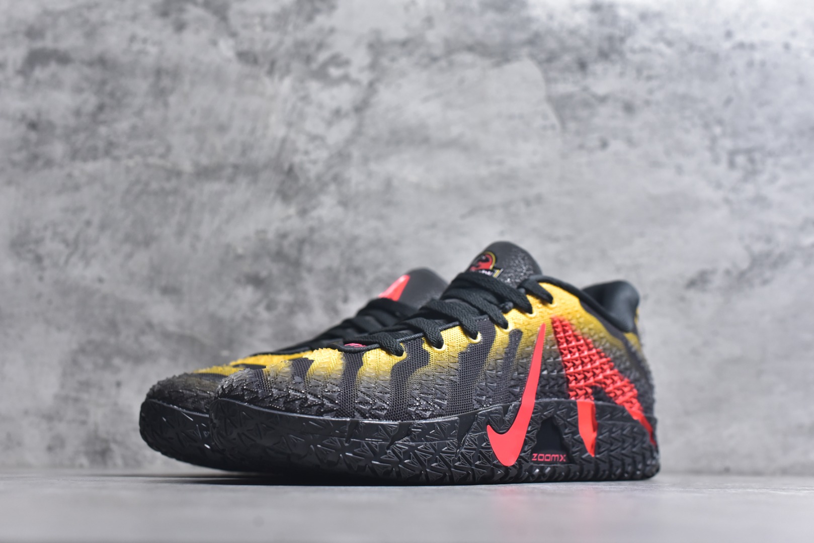 图片[2]-#Jurassic Park x Nike Ja 3 莫兰特三代 舒适贴合 篮球鞋 男款 炭灰色 轻便低帮篮球鞋 IU7240-001 全新版本重磅登场 历时半年全力打造 实战脚感完美 T1品质 完美版型细节做工 【顶配缓震】独家革新搭载 前掌5mm TURBO气垫 兼具贴地与缓震！（正品仅长方形小气垫）➕后掌大马蹄14mm厚 气垫 提高后掌缓震极限 （正品后掌无气垫） 【顶级抗扭】 搭载硬度65HC 发泡中底框架 ➕高强度中足抗扭片 革新升级 赛事级抗扭水平！独此一家 【顶级支撑】鞋身侧向包裹 双层补强层 200斤以上选手 也可驾驭（正品仅一层）对比市场货品偷工减料 不可同日而语！ 气垫气压上脚即可感受！鞋底止滑配方 无需磨合 原地起飞🛫 尺码：40-47.5-选品中心