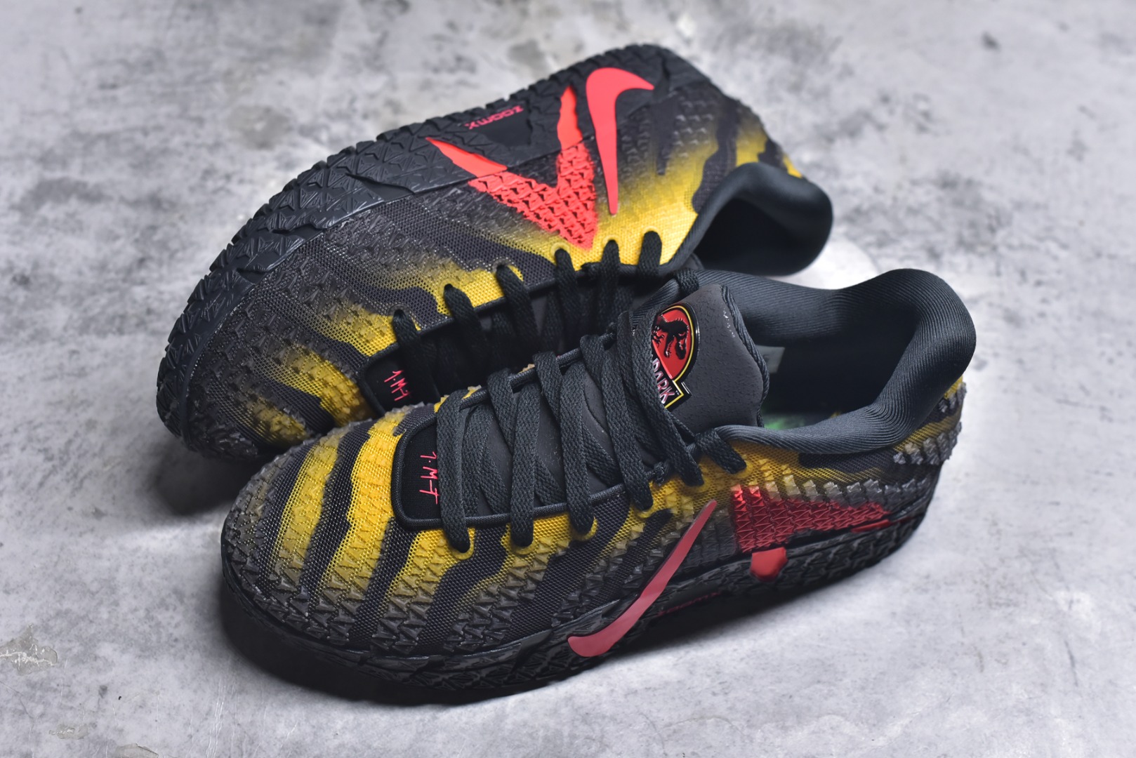 图片[7]-#Jurassic Park x Nike Ja 3 莫兰特三代 舒适贴合 篮球鞋 男款 炭灰色 轻便低帮篮球鞋 IU7240-001 全新版本重磅登场 历时半年全力打造 实战脚感完美 T1品质 完美版型细节做工 【顶配缓震】独家革新搭载 前掌5mm TURBO气垫 兼具贴地与缓震！（正品仅长方形小气垫）➕后掌大马蹄14mm厚 气垫 提高后掌缓震极限 （正品后掌无气垫） 【顶级抗扭】 搭载硬度65HC 发泡中底框架 ➕高强度中足抗扭片 革新升级 赛事级抗扭水平！独此一家 【顶级支撑】鞋身侧向包裹 双层补强层 200斤以上选手 也可驾驭（正品仅一层）对比市场货品偷工减料 不可同日而语！ 气垫气压上脚即可感受！鞋底止滑配方 无需磨合 原地起飞🛫 尺码：40-47.5-选品中心