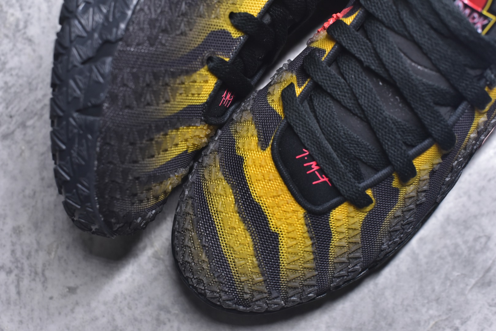 图片[8]-#Jurassic Park x Nike Ja 3 莫兰特三代 舒适贴合 篮球鞋 男款 炭灰色 轻便低帮篮球鞋 IU7240-001 全新版本重磅登场 历时半年全力打造 实战脚感完美 T1品质 完美版型细节做工 【顶配缓震】独家革新搭载 前掌5mm TURBO气垫 兼具贴地与缓震！（正品仅长方形小气垫）➕后掌大马蹄14mm厚 气垫 提高后掌缓震极限 （正品后掌无气垫） 【顶级抗扭】 搭载硬度65HC 发泡中底框架 ➕高强度中足抗扭片 革新升级 赛事级抗扭水平！独此一家 【顶级支撑】鞋身侧向包裹 双层补强层 200斤以上选手 也可驾驭（正品仅一层）对比市场货品偷工减料 不可同日而语！ 气垫气压上脚即可感受！鞋底止滑配方 无需磨合 原地起飞🛫 尺码：40-47.5-选品中心