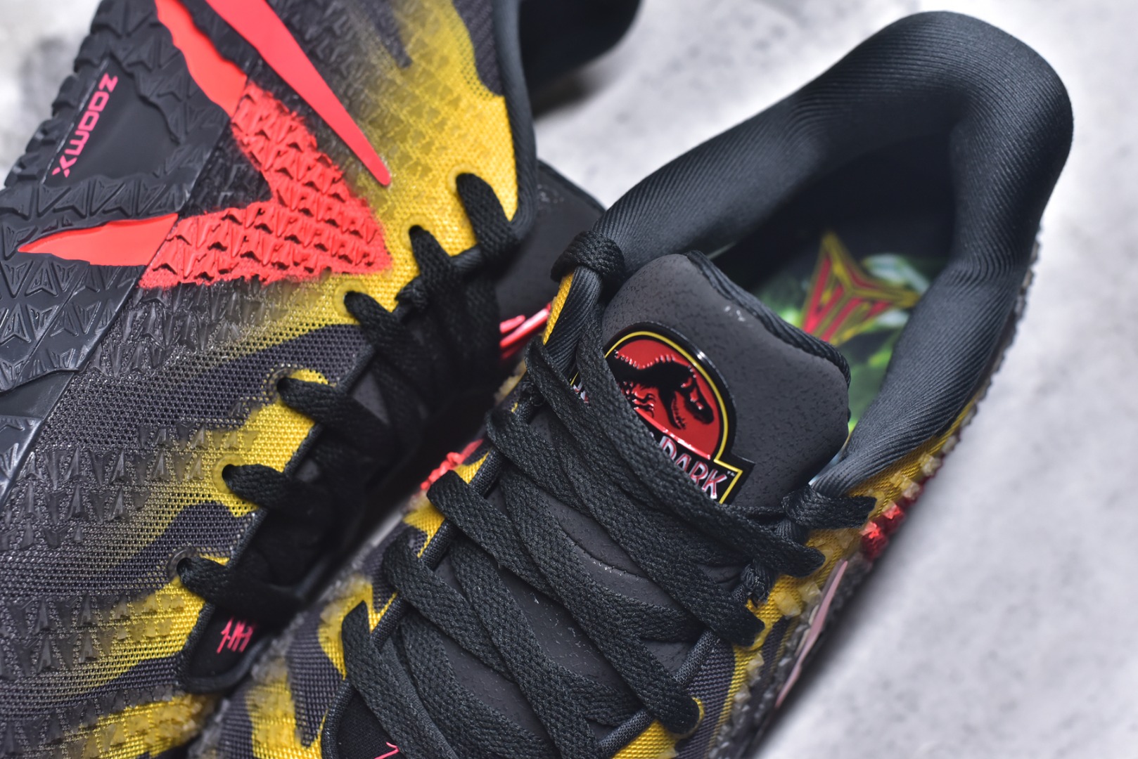 图片[9]-#Jurassic Park x Nike Ja 3 莫兰特三代 舒适贴合 篮球鞋 男款 炭灰色 轻便低帮篮球鞋 IU7240-001 全新版本重磅登场 历时半年全力打造 实战脚感完美 T1品质 完美版型细节做工 【顶配缓震】独家革新搭载 前掌5mm TURBO气垫 兼具贴地与缓震！（正品仅长方形小气垫）➕后掌大马蹄14mm厚 气垫 提高后掌缓震极限 （正品后掌无气垫） 【顶级抗扭】 搭载硬度65HC 发泡中底框架 ➕高强度中足抗扭片 革新升级 赛事级抗扭水平！独此一家 【顶级支撑】鞋身侧向包裹 双层补强层 200斤以上选手 也可驾驭（正品仅一层）对比市场货品偷工减料 不可同日而语！ 气垫气压上脚即可感受！鞋底止滑配方 无需磨合 原地起飞🛫 尺码：40-47.5-选品中心
