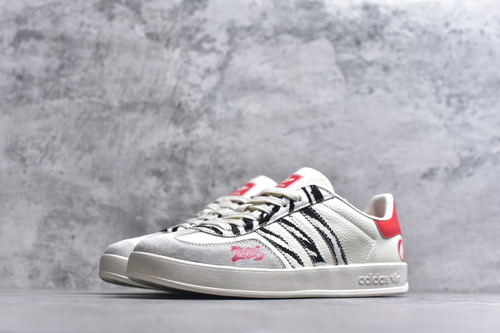 图片[2]-#马年新款海外定制限量发售 Adidas Originals GAZELLE INDOOR“马年联名限定-白红虎纹”专为 2026 丙午马年打造的限定德训鞋，延续 adidas 经典板鞋版型，经典三道杠采用黑白虎纹织带设计，纹理呈现自然的笔触质感，鞋尾搭配正红鞋跟与圆形骏马印章刺绣，红黑白三色碰撞，打破纯色条纹的单调，荔枝皮鞋面柔软亲肤，橡胶防滑大底稳当贴脚 货号：JJ2601 尺码：36 36.5 37.5 38 38.5 39 40 40.5 41 42 42.5 43 44 44.5 45-选品中心