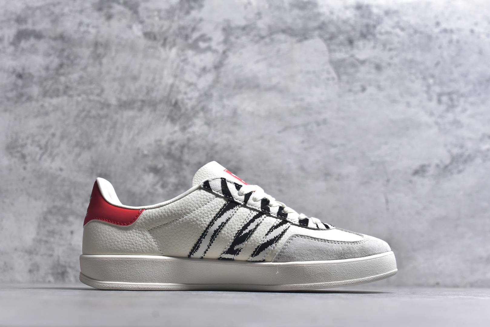 图片[3]-#马年新款海外定制限量发售 Adidas Originals GAZELLE INDOOR“马年联名限定-白红虎纹”专为 2026 丙午马年打造的限定德训鞋，延续 adidas 经典板鞋版型，经典三道杠采用黑白虎纹织带设计，纹理呈现自然的笔触质感，鞋尾搭配正红鞋跟与圆形骏马印章刺绣，红黑白三色碰撞，打破纯色条纹的单调，荔枝皮鞋面柔软亲肤，橡胶防滑大底稳当贴脚 货号：JJ2601 尺码：36 36.5 37.5 38 38.5 39 40 40.5 41 42 42.5 43 44 44.5 45-选品中心