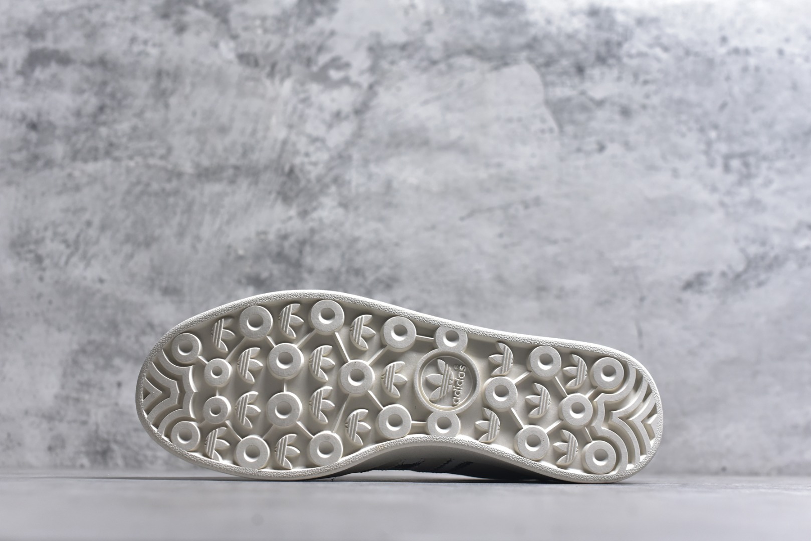 图片[6]-#马年新款海外定制限量发售 Adidas Originals GAZELLE INDOOR“马年联名限定-白红虎纹”专为 2026 丙午马年打造的限定德训鞋，延续 adidas 经典板鞋版型，经典三道杠采用黑白虎纹织带设计，纹理呈现自然的笔触质感，鞋尾搭配正红鞋跟与圆形骏马印章刺绣，红黑白三色碰撞，打破纯色条纹的单调，荔枝皮鞋面柔软亲肤，橡胶防滑大底稳当贴脚 货号：JJ2601 尺码：36 36.5 37.5 38 38.5 39 40 40.5 41 42 42.5 43 44 44.5 45-选品中心