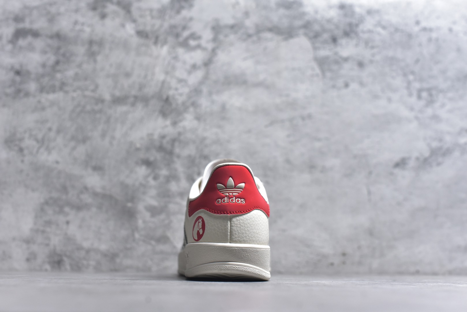 图片[5]-#马年新款海外定制限量发售 Adidas Originals GAZELLE INDOOR“马年联名限定-白红虎纹”专为 2026 丙午马年打造的限定德训鞋，延续 adidas 经典板鞋版型，经典三道杠采用黑白虎纹织带设计，纹理呈现自然的笔触质感，鞋尾搭配正红鞋跟与圆形骏马印章刺绣，红黑白三色碰撞，打破纯色条纹的单调，荔枝皮鞋面柔软亲肤，橡胶防滑大底稳当贴脚 货号：JJ2601 尺码：36 36.5 37.5 38 38.5 39 40 40.5 41 42 42.5 43 44 44.5 45-选品中心