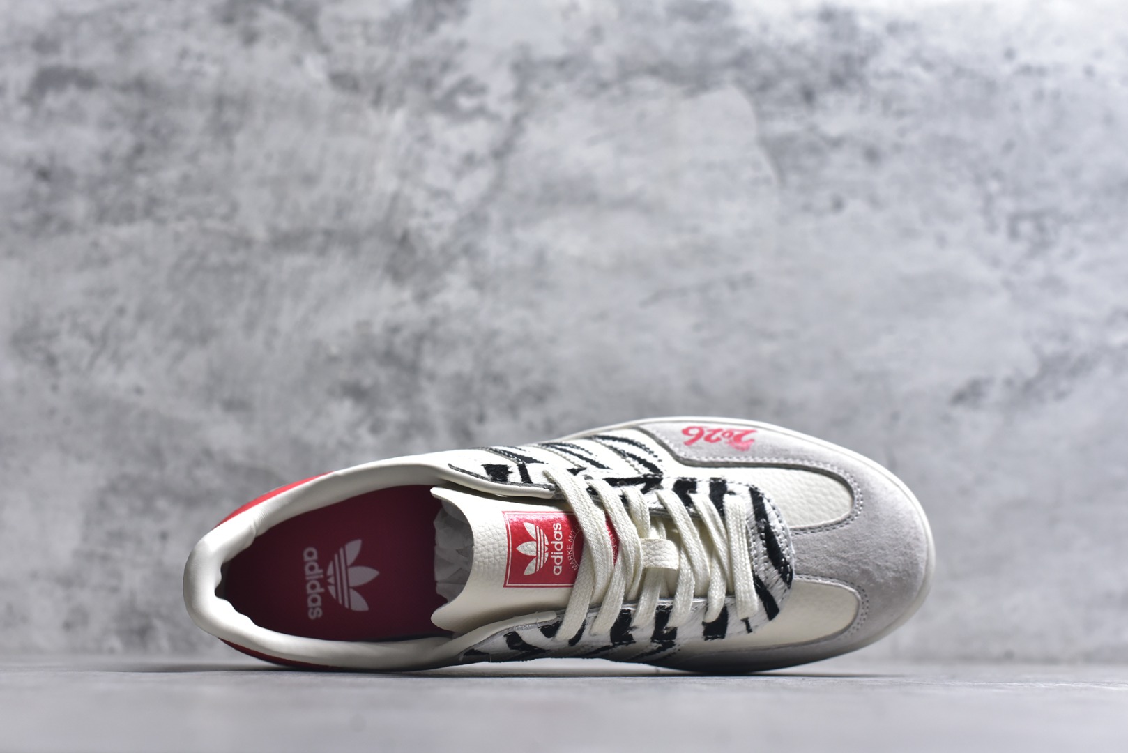 图片[4]-#马年新款海外定制限量发售 Adidas Originals GAZELLE INDOOR“马年联名限定-白红虎纹”专为 2026 丙午马年打造的限定德训鞋，延续 adidas 经典板鞋版型，经典三道杠采用黑白虎纹织带设计，纹理呈现自然的笔触质感，鞋尾搭配正红鞋跟与圆形骏马印章刺绣，红黑白三色碰撞，打破纯色条纹的单调，荔枝皮鞋面柔软亲肤，橡胶防滑大底稳当贴脚 货号：JJ2601 尺码：36 36.5 37.5 38 38.5 39 40 40.5 41 42 42.5 43 44 44.5 45-选品中心