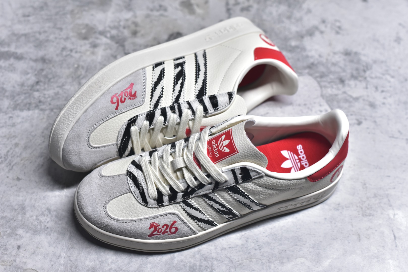 图片[7]-#马年新款海外定制限量发售 Adidas Originals GAZELLE INDOOR“马年联名限定-白红虎纹”专为 2026 丙午马年打造的限定德训鞋，延续 adidas 经典板鞋版型，经典三道杠采用黑白虎纹织带设计，纹理呈现自然的笔触质感，鞋尾搭配正红鞋跟与圆形骏马印章刺绣，红黑白三色碰撞，打破纯色条纹的单调，荔枝皮鞋面柔软亲肤，橡胶防滑大底稳当贴脚 货号：JJ2601 尺码：36 36.5 37.5 38 38.5 39 40 40.5 41 42 42.5 43 44 44.5 45-选品中心