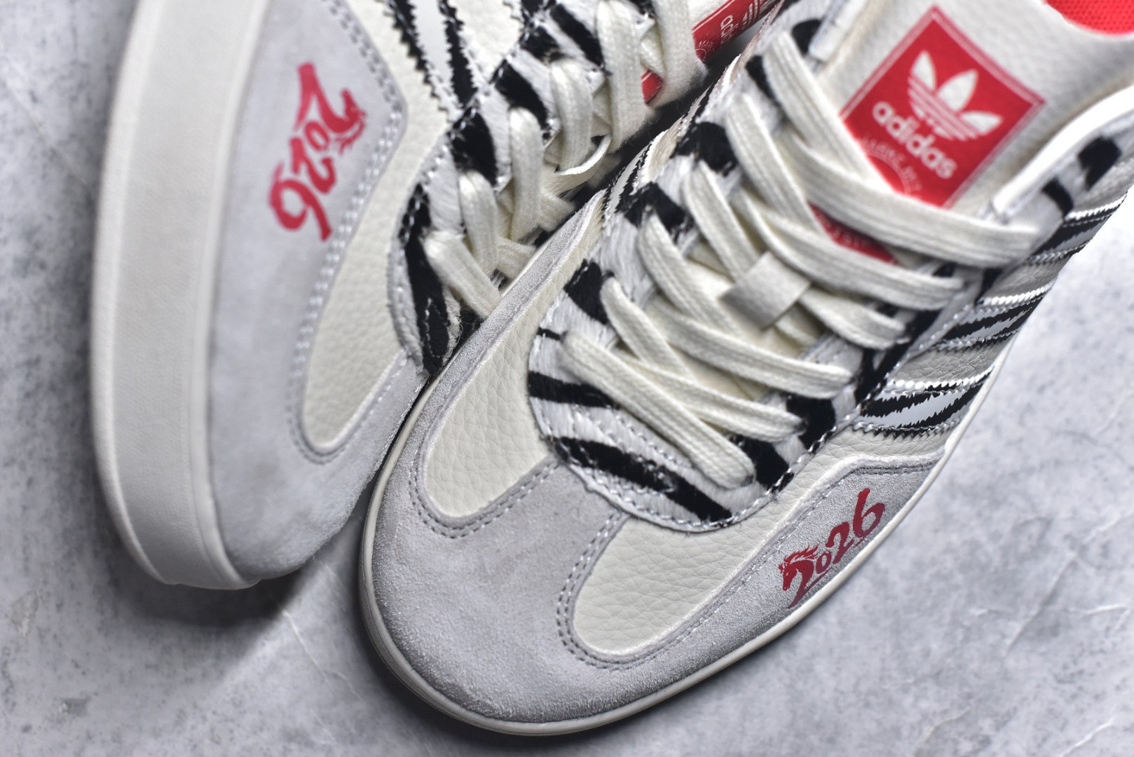 图片[8]-#马年新款海外定制限量发售 Adidas Originals GAZELLE INDOOR“马年联名限定-白红虎纹”专为 2026 丙午马年打造的限定德训鞋，延续 adidas 经典板鞋版型，经典三道杠采用黑白虎纹织带设计，纹理呈现自然的笔触质感，鞋尾搭配正红鞋跟与圆形骏马印章刺绣，红黑白三色碰撞，打破纯色条纹的单调，荔枝皮鞋面柔软亲肤，橡胶防滑大底稳当贴脚 货号：JJ2601 尺码：36 36.5 37.5 38 38.5 39 40 40.5 41 42 42.5 43 44 44.5 45-选品中心