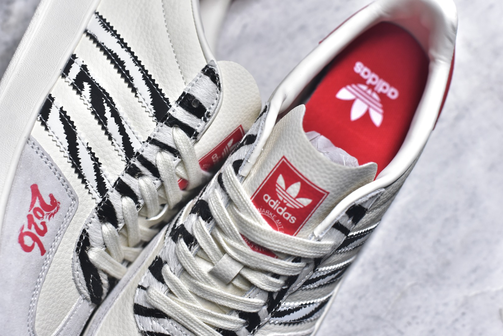 图片[9]-#马年新款海外定制限量发售 Adidas Originals GAZELLE INDOOR“马年联名限定-白红虎纹”专为 2026 丙午马年打造的限定德训鞋，延续 adidas 经典板鞋版型，经典三道杠采用黑白虎纹织带设计，纹理呈现自然的笔触质感，鞋尾搭配正红鞋跟与圆形骏马印章刺绣，红黑白三色碰撞，打破纯色条纹的单调，荔枝皮鞋面柔软亲肤，橡胶防滑大底稳当贴脚 货号：JJ2601 尺码：36 36.5 37.5 38 38.5 39 40 40.5 41 42 42.5 43 44 44.5 45-选品中心