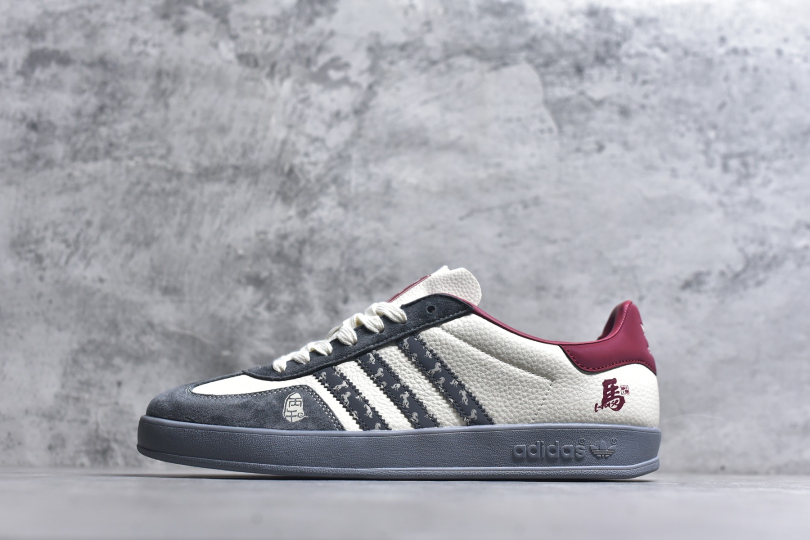 #马年新款海外定制限量发售 Adidas Originals GAZELLE INDOOR“马年联名限定-雅灰”专为 2026 丙午马年打造的限定德训鞋，延续 adidas 经典板鞋版型，经典三道杠采用黑底白纹织带，表面满印骏马剪影暗纹，鞋身主体为米白帆布，搭配做旧灰翻毛皮鞋头、酒红鞋尾及同色系橡胶外底，低饱和配色自带高级氛围感，荔枝皮鞋面柔软亲肤，橡胶防滑大底稳当贴脚 货号：ZH2603 尺码：36 36.5 37.5 38 38.5 39 40 40.5 41 42 42.5 43 44 44.5 45-选品中心