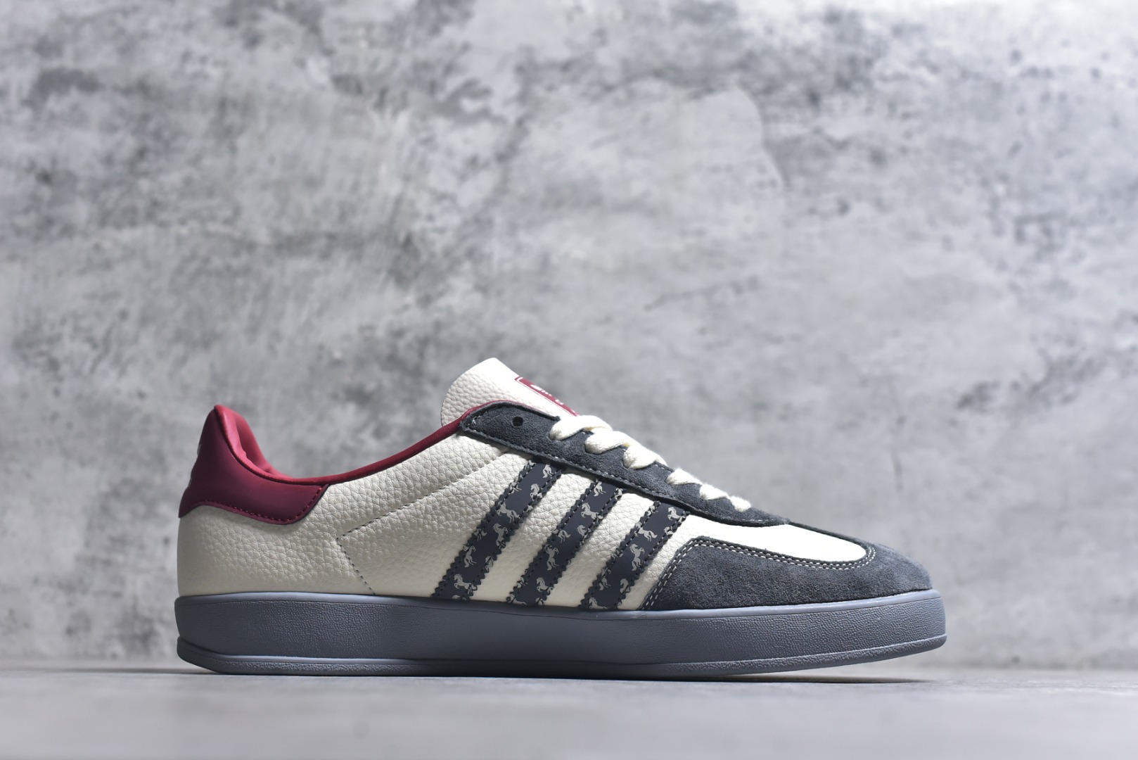 图片[3]-#马年新款海外定制限量发售 Adidas Originals GAZELLE INDOOR“马年联名限定-雅灰”专为 2026 丙午马年打造的限定德训鞋，延续 adidas 经典板鞋版型，经典三道杠采用黑底白纹织带，表面满印骏马剪影暗纹，鞋身主体为米白帆布，搭配做旧灰翻毛皮鞋头、酒红鞋尾及同色系橡胶外底，低饱和配色自带高级氛围感，荔枝皮鞋面柔软亲肤，橡胶防滑大底稳当贴脚 货号：ZH2603 尺码：36 36.5 37.5 38 38.5 39 40 40.5 41 42 42.5 43 44 44.5 45-选品中心