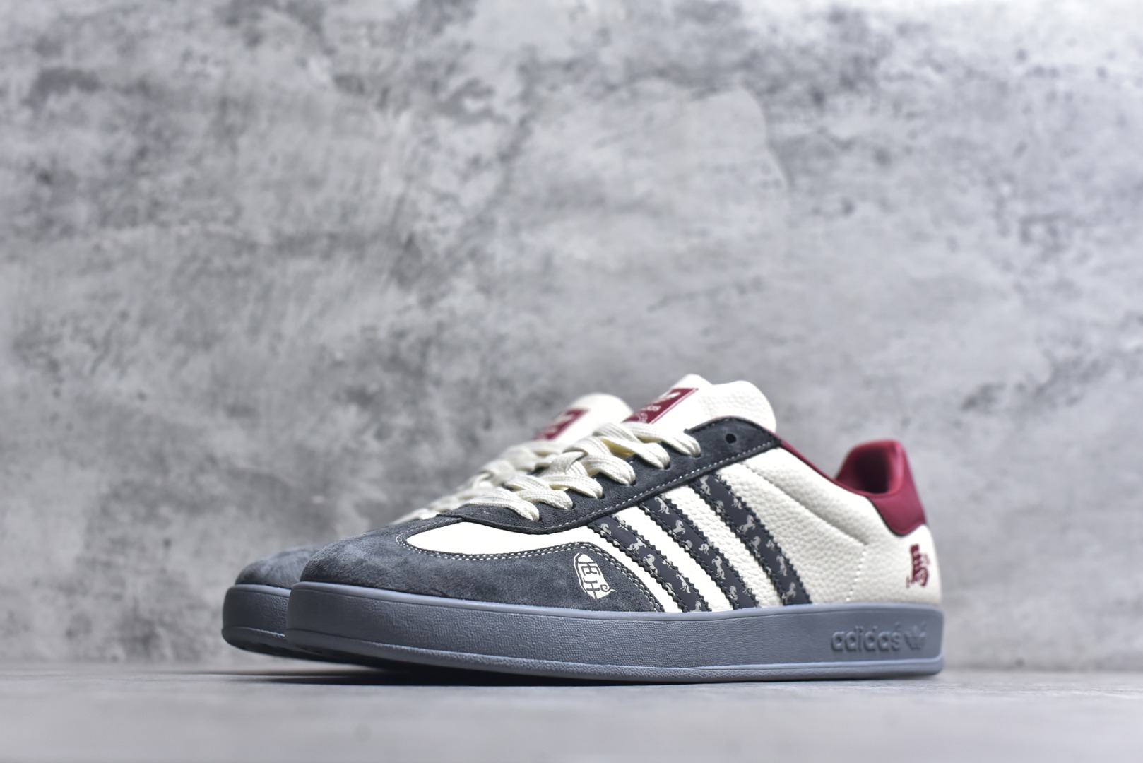 图片[2]-#马年新款海外定制限量发售 Adidas Originals GAZELLE INDOOR“马年联名限定-雅灰”专为 2026 丙午马年打造的限定德训鞋，延续 adidas 经典板鞋版型，经典三道杠采用黑底白纹织带，表面满印骏马剪影暗纹，鞋身主体为米白帆布，搭配做旧灰翻毛皮鞋头、酒红鞋尾及同色系橡胶外底，低饱和配色自带高级氛围感，荔枝皮鞋面柔软亲肤，橡胶防滑大底稳当贴脚 货号：ZH2603 尺码：36 36.5 37.5 38 38.5 39 40 40.5 41 42 42.5 43 44 44.5 45-选品中心