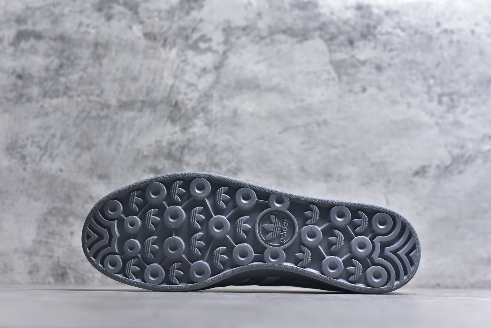 图片[6]-#马年新款海外定制限量发售 Adidas Originals GAZELLE INDOOR“马年联名限定-雅灰”专为 2026 丙午马年打造的限定德训鞋，延续 adidas 经典板鞋版型，经典三道杠采用黑底白纹织带，表面满印骏马剪影暗纹，鞋身主体为米白帆布，搭配做旧灰翻毛皮鞋头、酒红鞋尾及同色系橡胶外底，低饱和配色自带高级氛围感，荔枝皮鞋面柔软亲肤，橡胶防滑大底稳当贴脚 货号：ZH2603 尺码：36 36.5 37.5 38 38.5 39 40 40.5 41 42 42.5 43 44 44.5 45-选品中心