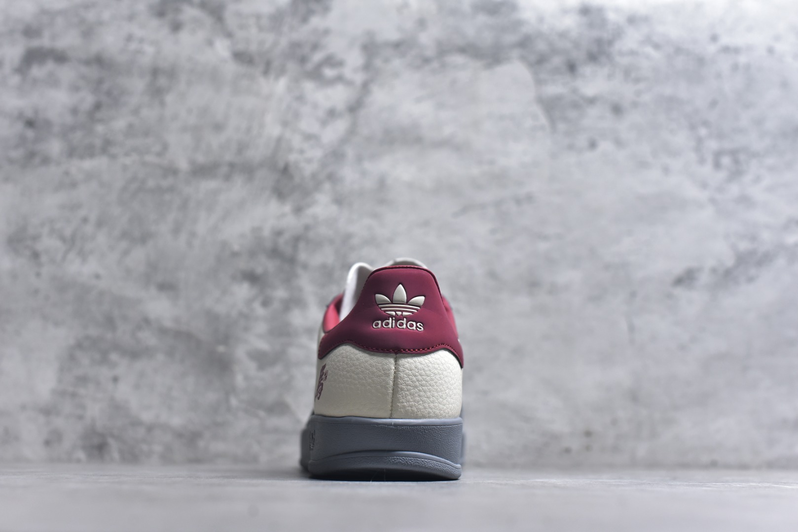 图片[5]-#马年新款海外定制限量发售 Adidas Originals GAZELLE INDOOR“马年联名限定-雅灰”专为 2026 丙午马年打造的限定德训鞋，延续 adidas 经典板鞋版型，经典三道杠采用黑底白纹织带，表面满印骏马剪影暗纹，鞋身主体为米白帆布，搭配做旧灰翻毛皮鞋头、酒红鞋尾及同色系橡胶外底，低饱和配色自带高级氛围感，荔枝皮鞋面柔软亲肤，橡胶防滑大底稳当贴脚 货号：ZH2603 尺码：36 36.5 37.5 38 38.5 39 40 40.5 41 42 42.5 43 44 44.5 45-选品中心