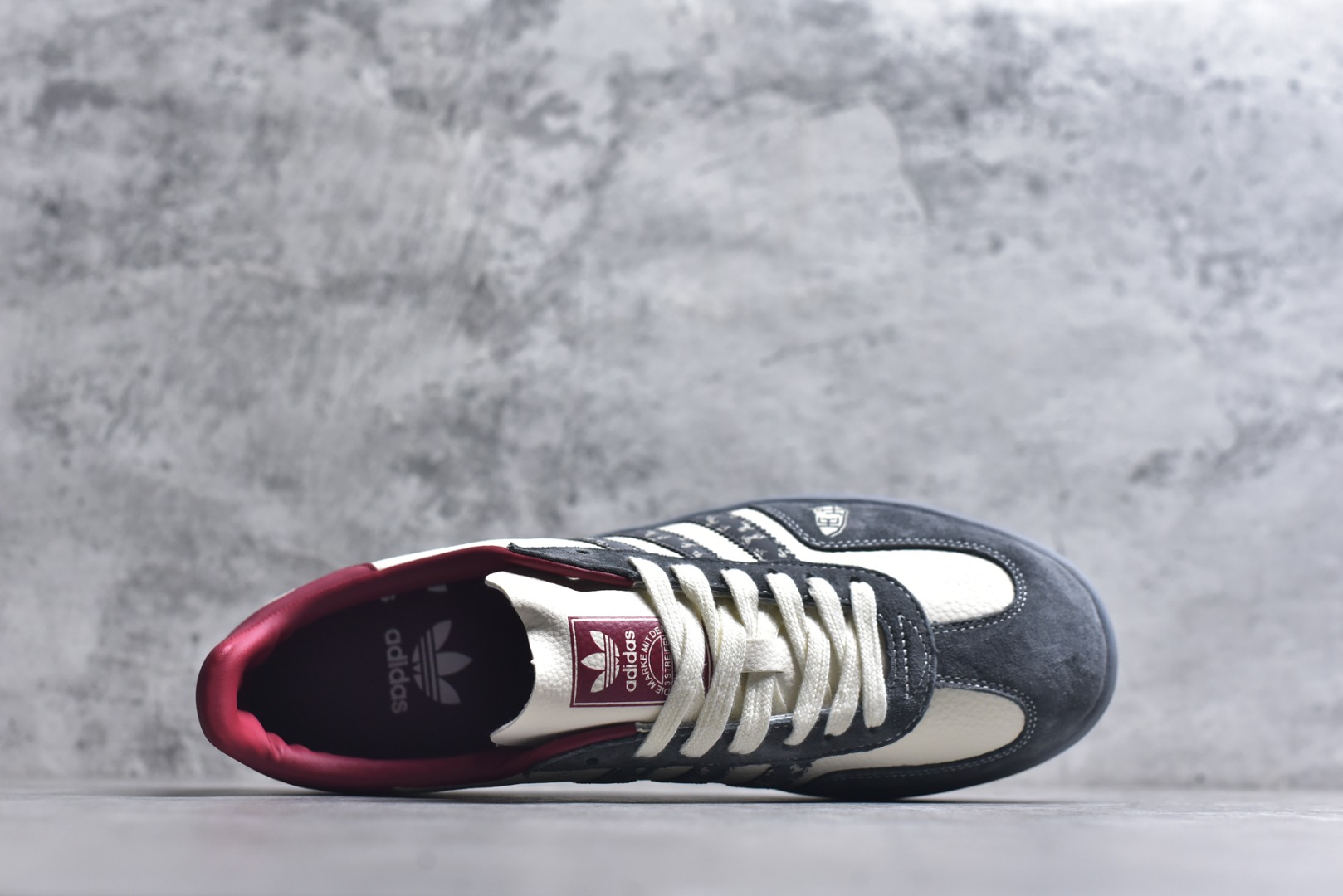 图片[4]-#马年新款海外定制限量发售 Adidas Originals GAZELLE INDOOR“马年联名限定-雅灰”专为 2026 丙午马年打造的限定德训鞋，延续 adidas 经典板鞋版型，经典三道杠采用黑底白纹织带，表面满印骏马剪影暗纹，鞋身主体为米白帆布，搭配做旧灰翻毛皮鞋头、酒红鞋尾及同色系橡胶外底，低饱和配色自带高级氛围感，荔枝皮鞋面柔软亲肤，橡胶防滑大底稳当贴脚 货号：ZH2603 尺码：36 36.5 37.5 38 38.5 39 40 40.5 41 42 42.5 43 44 44.5 45-选品中心